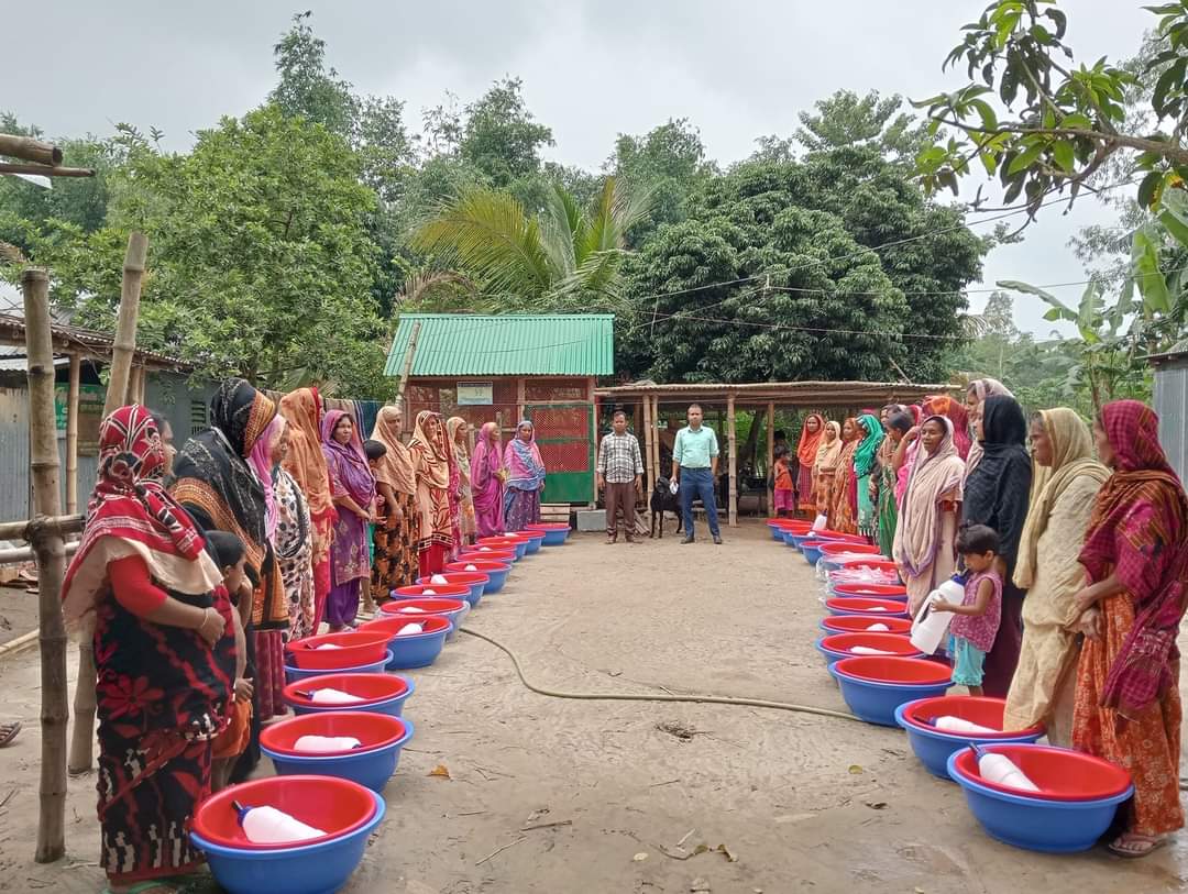 খামার উপকরণ বিতরণ