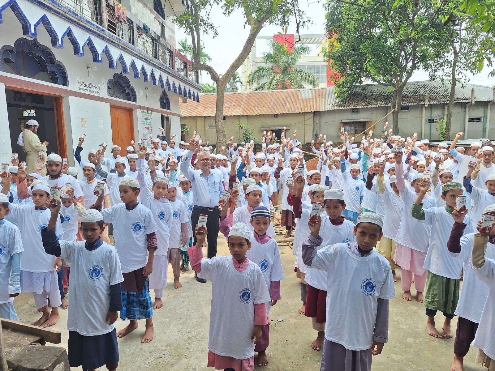 বিশ্ব দুগ্ধদিবস-২০২৫ এ এত্রিমখানায় বাচ্চাদের মাঝে দুধ বিতরণ
