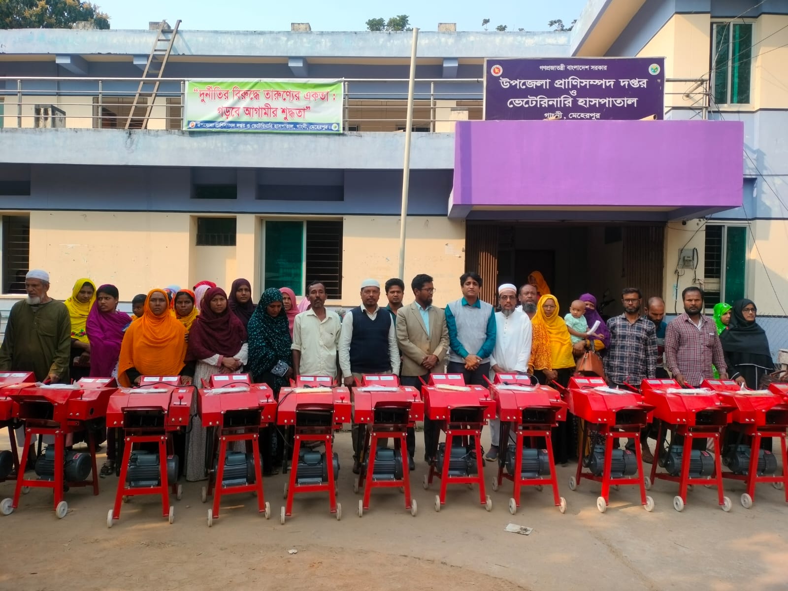 পিজি সদস্যদের মাঝে ঘাস কাটা মেশিন বিতরণ