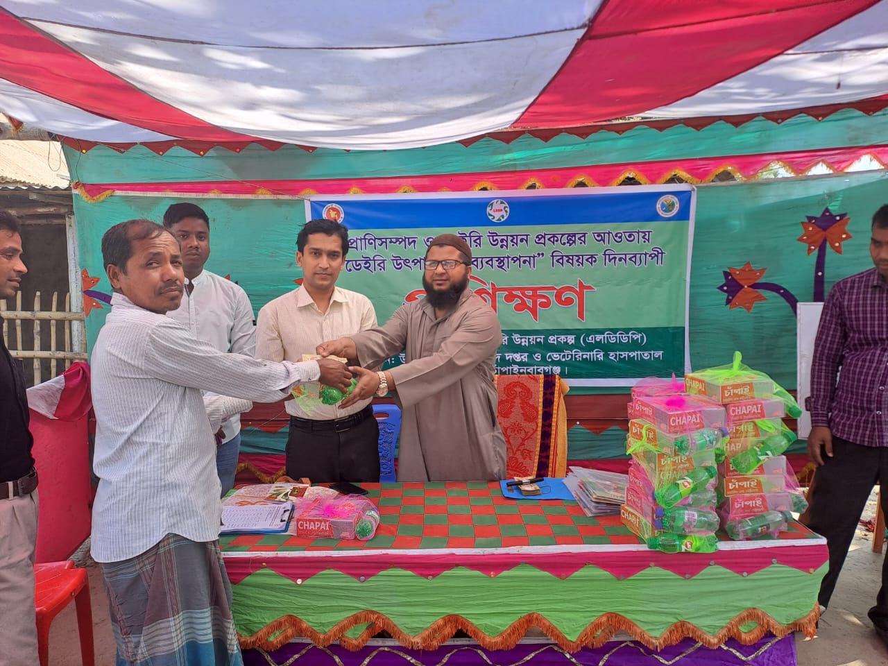 খাবার বিতরণ