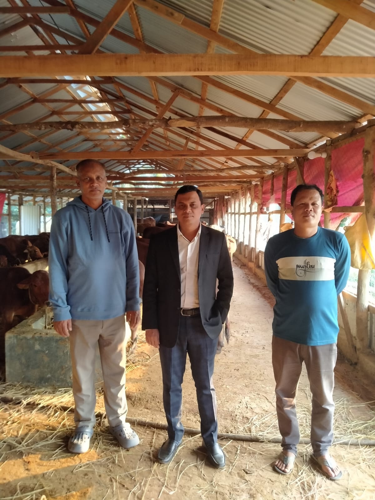 গুইমারা প্রাণিসম্পদ অফিস থেকে খামার পরিদর্শনে গবাদিপশু টিকা প্রদান কার্যক্রম নিয়ে আলোচনা করলেন ডা.সুকান্ত কুমার সেন , উপজেলা প্রাণিসম্পদ কর্মকর্তা, গুইমারা