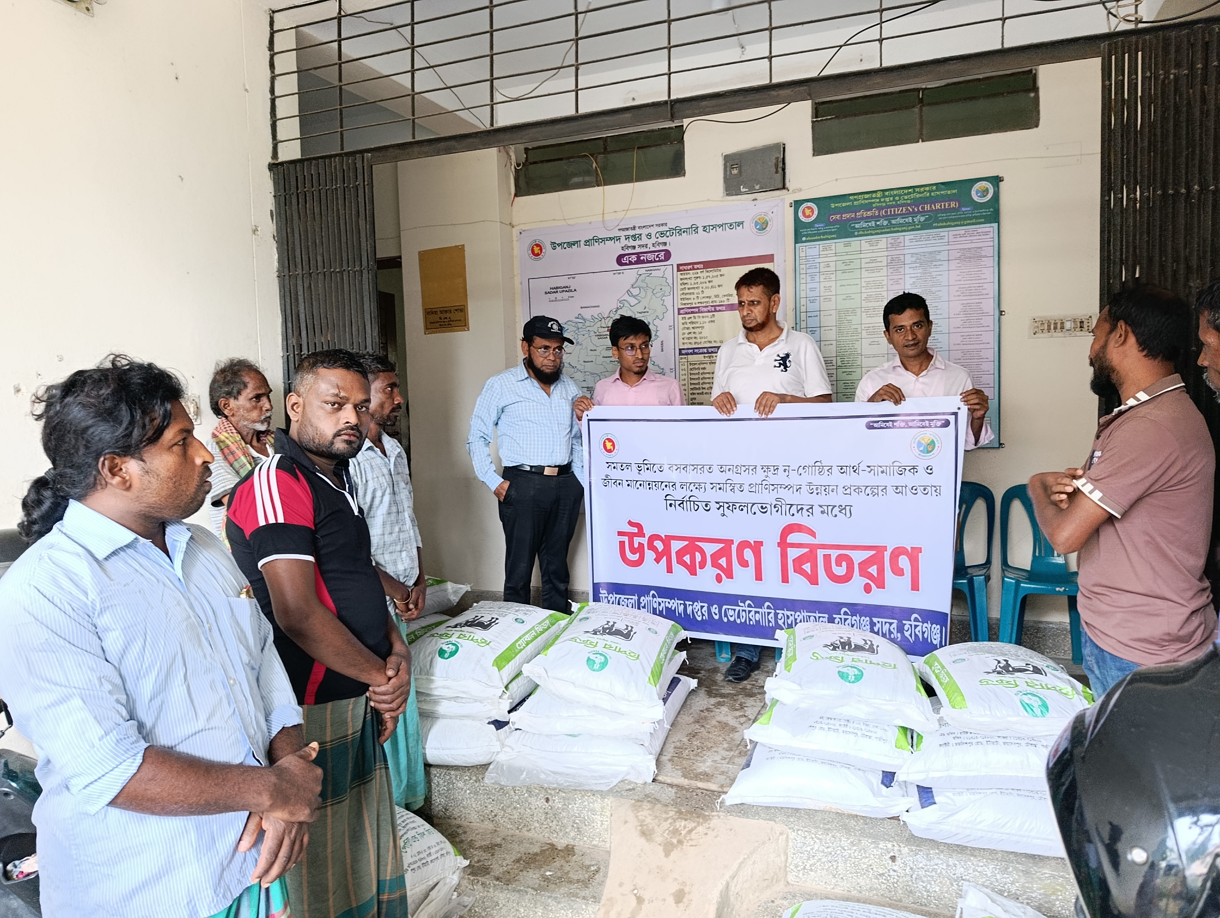 সমতল ভূমিতে বসবাসরত অনগ্রসর ক্ষুদ্র নৃগোষ্ঠীর আর্থ সামাজিক মানোন্নয়নের লক্ষ্যে সমন্বিত প্রাণিসম্পদ উন্নয়ন প্রকল্পের আওতায় নির্বাচিত সুফলভোগীদের মাঝে উপকরণ বিতরণ