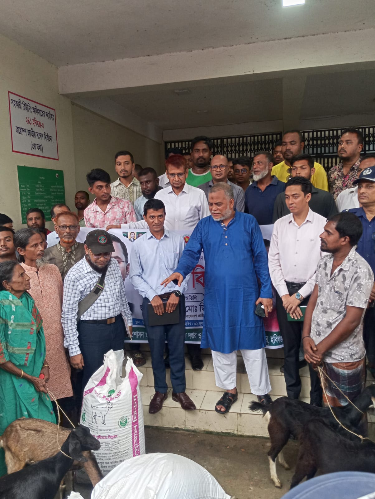 ২৫ জন ক্ষুদ্র গোষ্ঠীর সুফলভোগীদের মাঝে গৃহনির্মাণ উপকরণ ও ছাগল বিতরণ কার্যক্রম