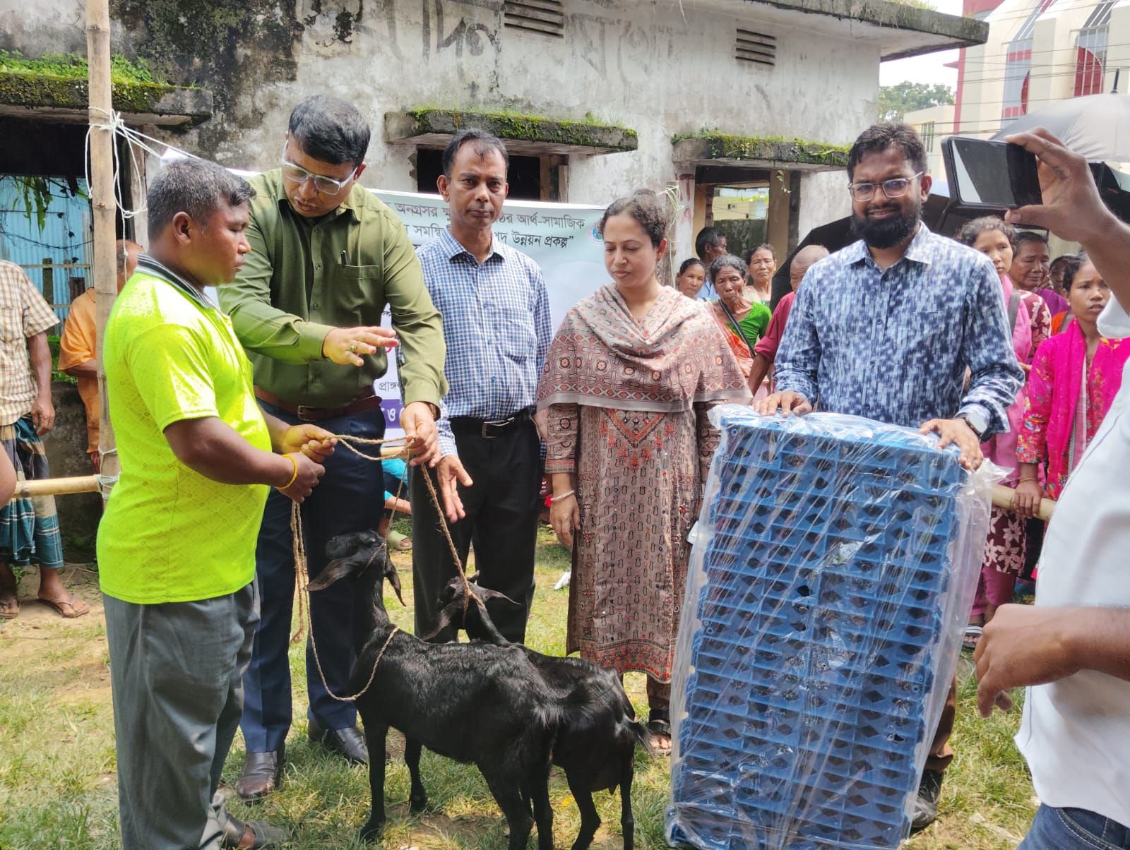সমতল ভূমিতে বসবাসরত অনগ্রসর ক্ষুদ্র নৃ-গোষ্ঠীদের মাঝে ছাগল ও গৃহনির্মাণ সামগ্রী বিতরণ