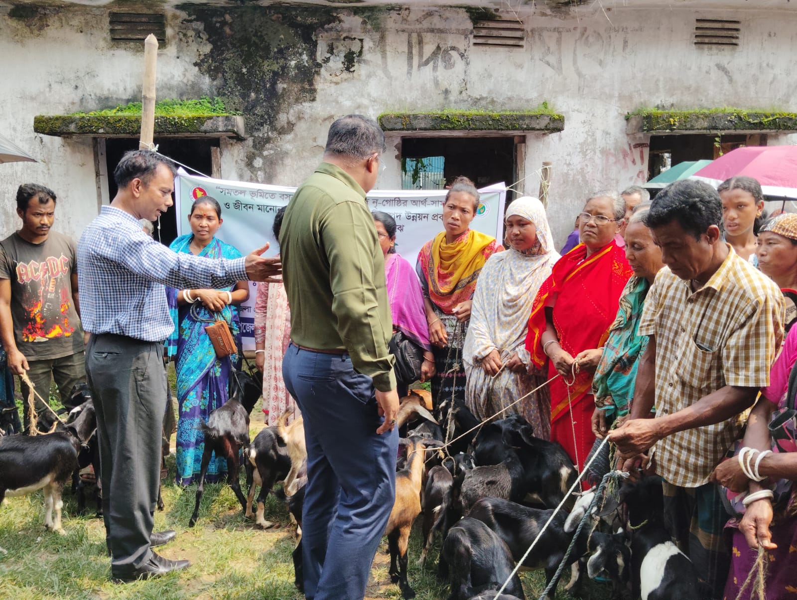 সমতল ভূমিতে বসবাসরত অনগ্রসর ক্ষুদ্র নৃ-গোষ্ঠীদের মাঝে ছাগল ও গৃহনির্মাণ সামগ্রী বিতরণ