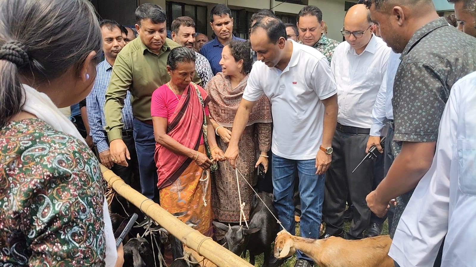মাননীয় ডেপুটি স্পিকার স্যারের ছাগল বিতরণ কার্যক্রম