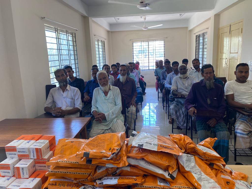 মহিষ খামারিদের ভিটামিন মিনারেল প্রিমিক্স বিতরণ