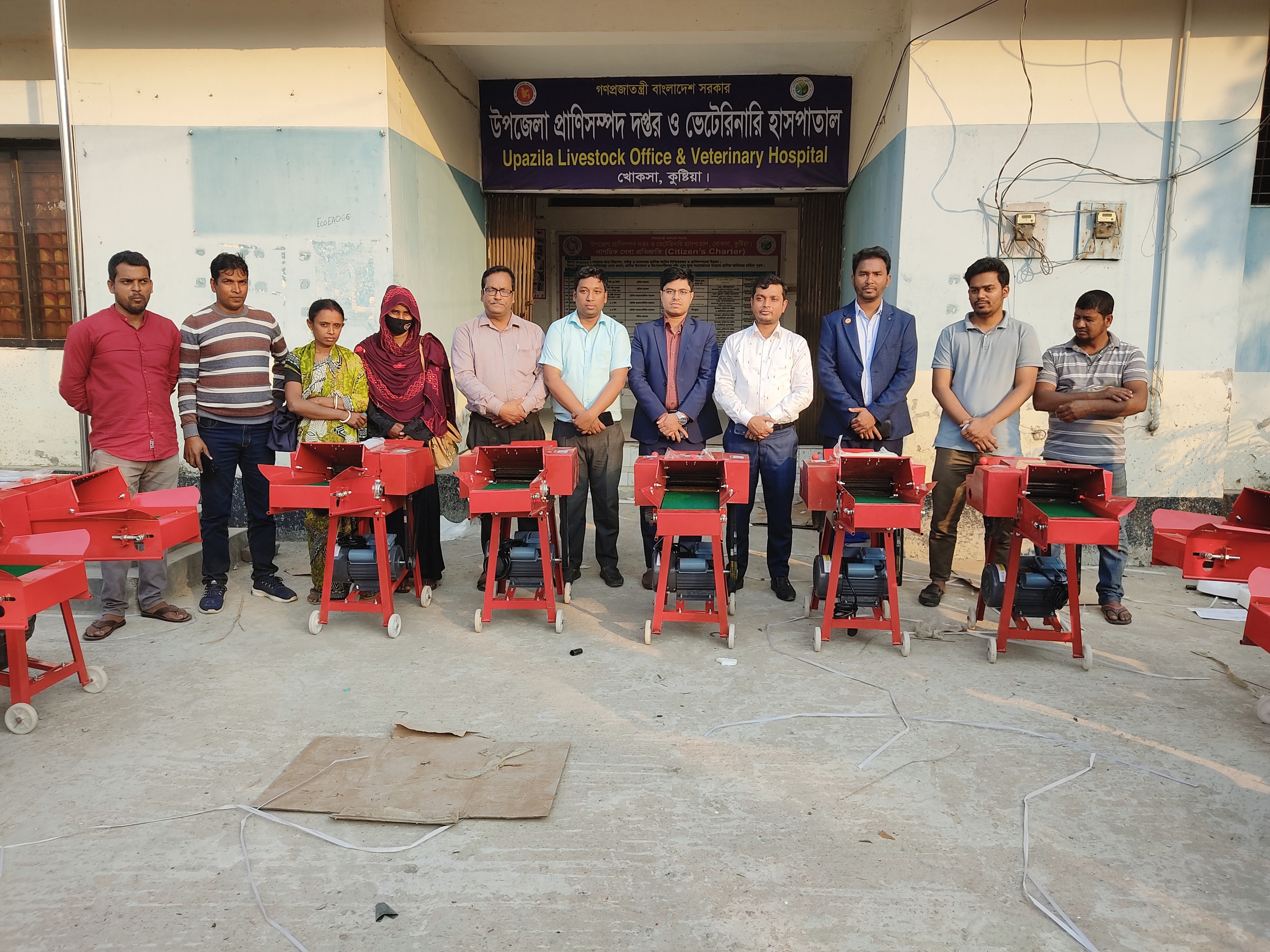 পিজি সদস্যদের মাঝে ঘাস কাটার মেশিন বিতরণ