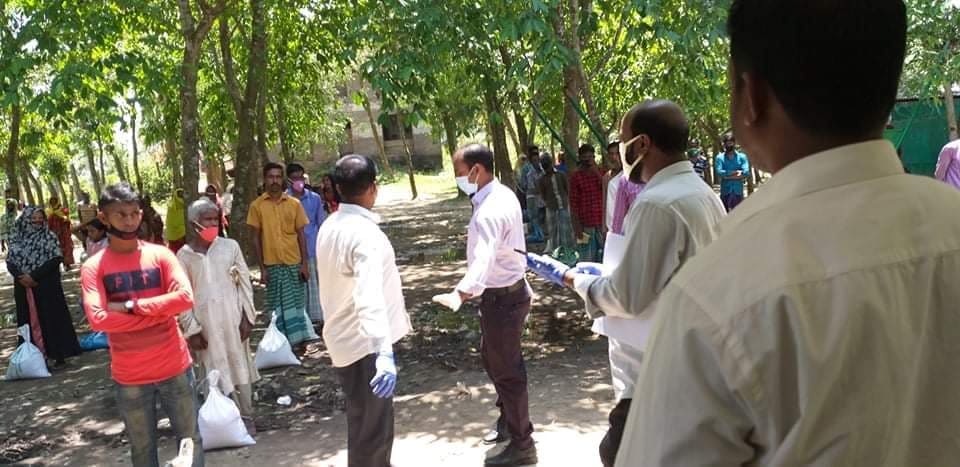 " জিআর এর চাল ও শিশুখাদ্য বিতরণ কার্যক্রমে ডা. মোহাম্মদ মিলন মিয়া,ভেটেরিনারি সার্জন,উপজেলা প্রাণিসম্পদ অফিসারের কার্যালয়,মাধবপুর,হবিগঞ্জ।"
