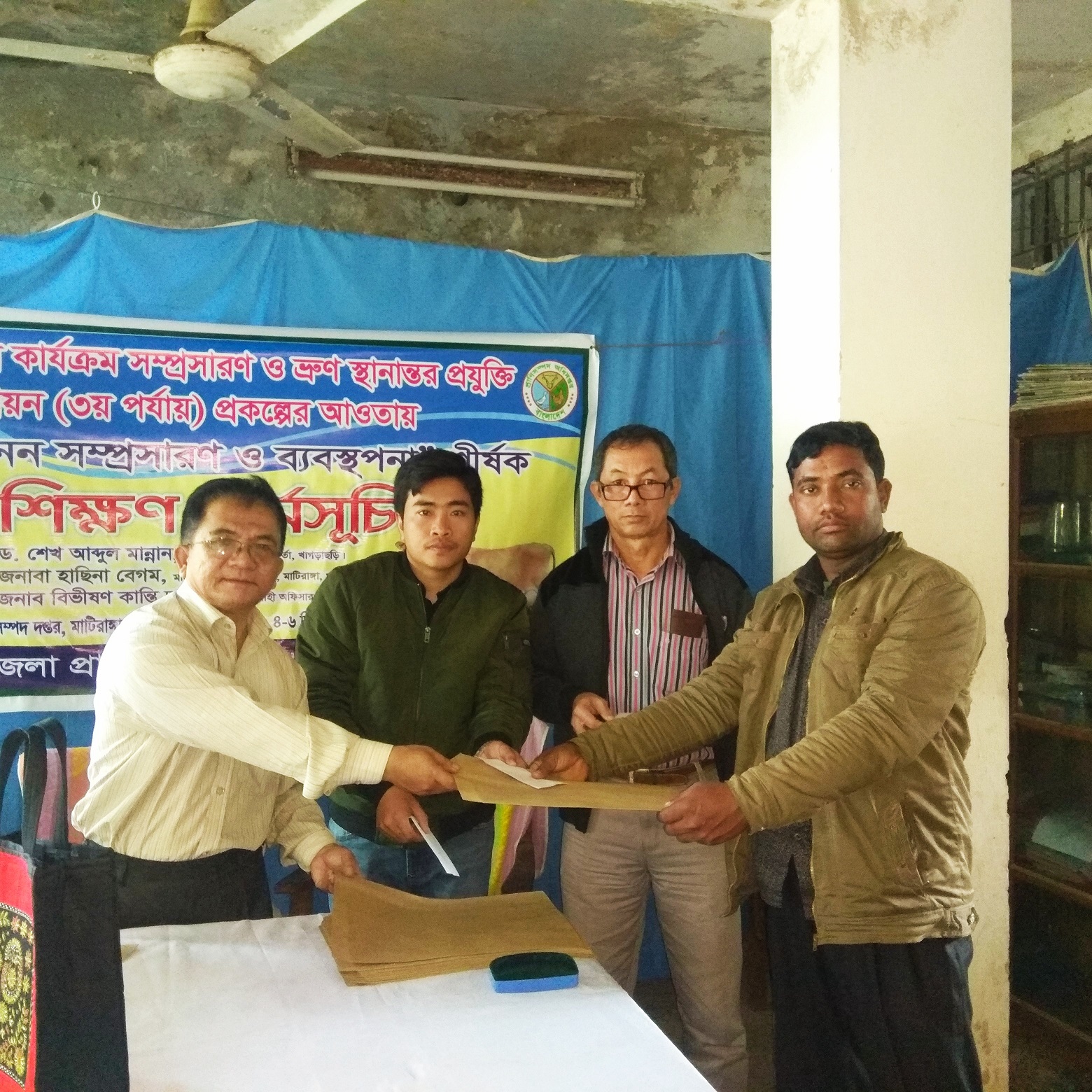 প্রশিক্ষণ শেষে খামারীদের সার্টিফিকেট প্রদান