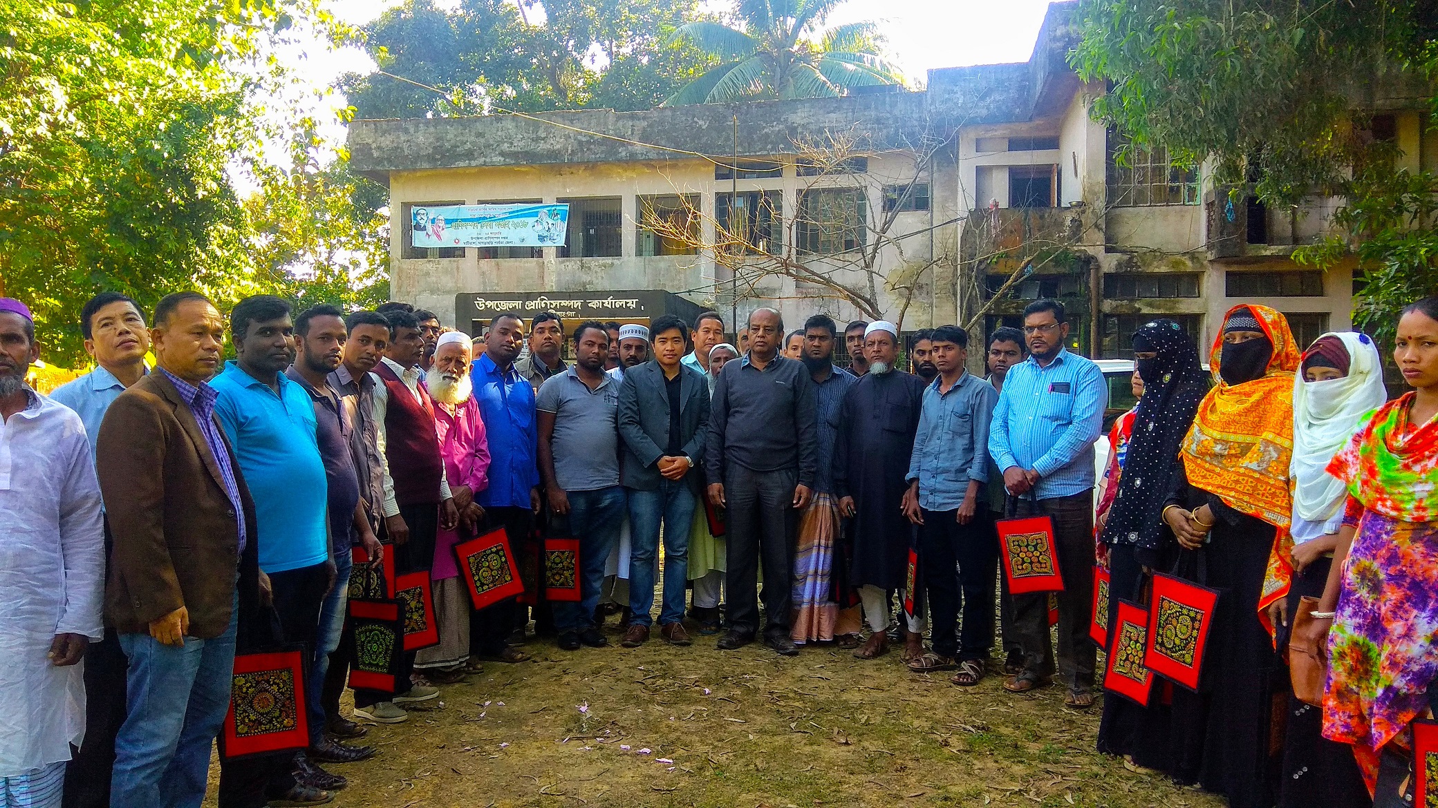 খামারীদের সাথে জনাব ড. শেখ আব্দুল মান্নান, ডিএলও, খাগড়াছড়ি ও ডা. সমাপন চাক্‌মা, ভিএস, মাটিরাঙ্গা