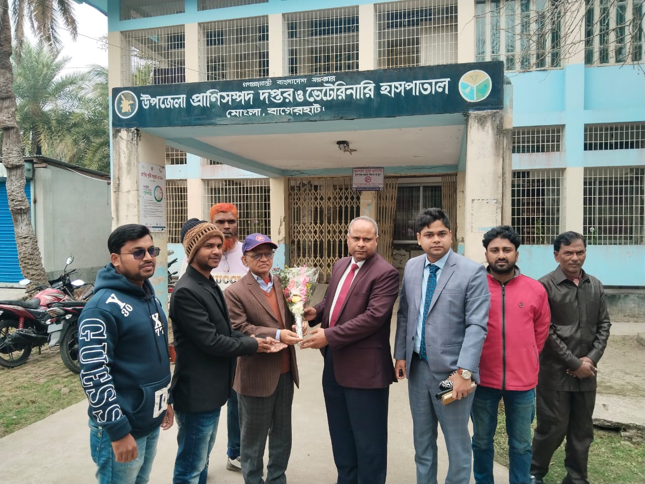 বিভাগীয় প্রাণিসম্পদ কর্মকর্তা, উপজেলা প্রাণিসম্পদ কর্মকর্তাসহ অন্যান্য কর্মচারী।