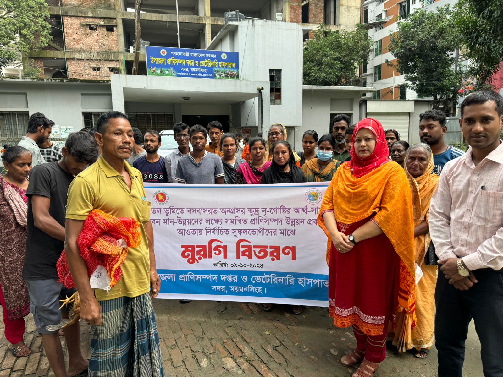 সমতল ভূমিতে বসবাসরত ক্ষুদ্র নৃ-গোষ্ঠী সুফলভোগীদের মাঝে মুরগি বিতরণ-২০২৪