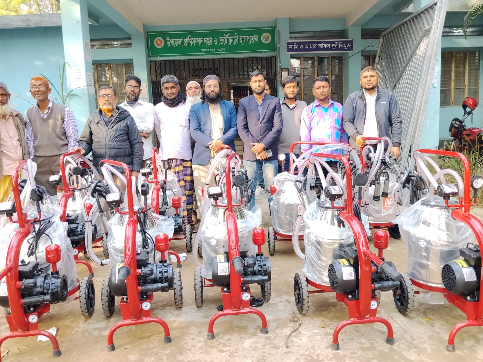 মিল্কিং মেশিন বিতরণ।