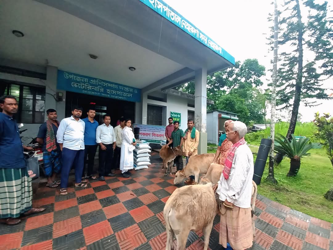 ক্ষুদ্র নৃগোষ্ঠী খামারীদের মাঝে ষাঁড় বাছুর,খাদ্য ও ম্যাট বিতরণ
