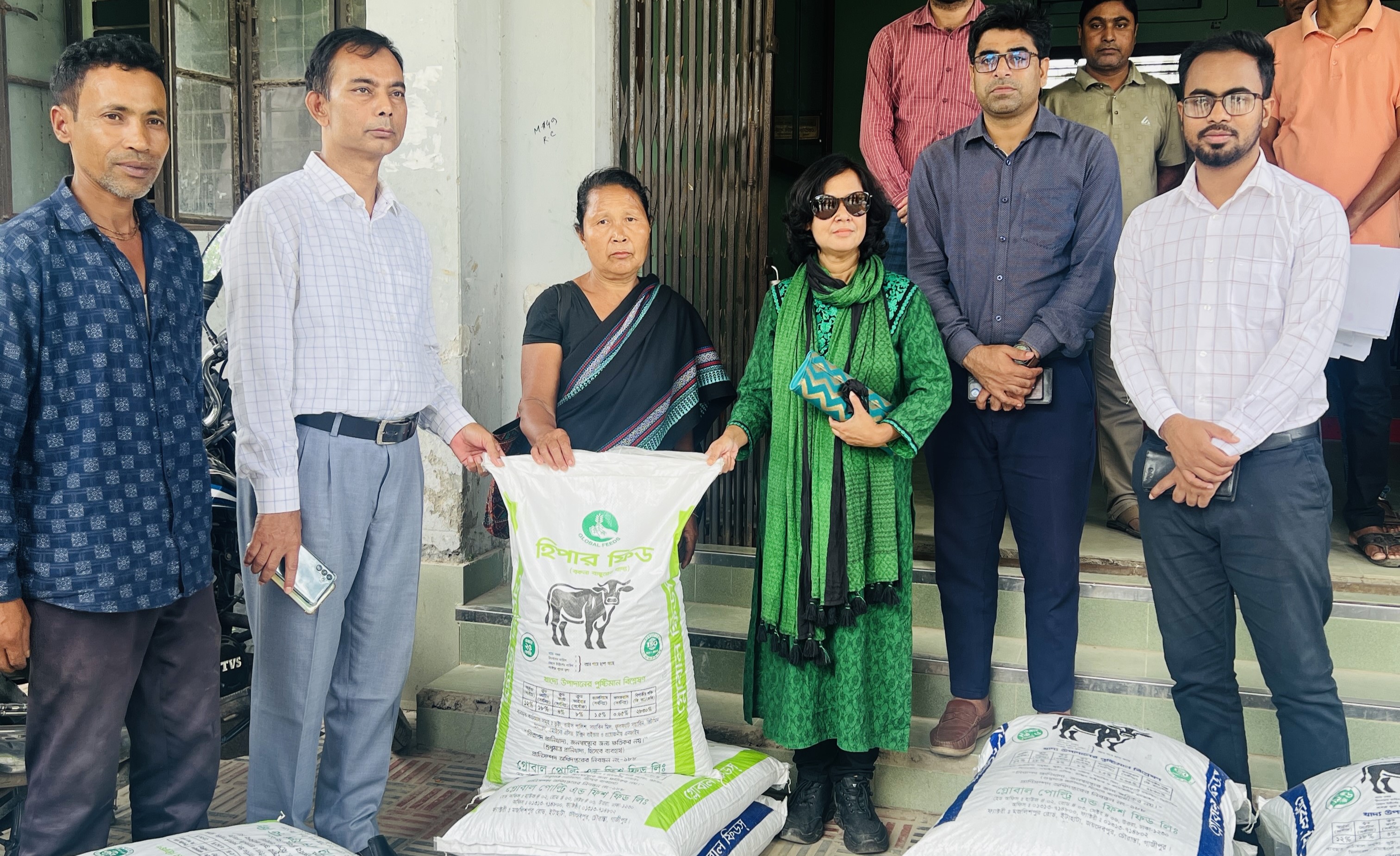 সমতল ভুমিতে বসবাসরত অনগ্রসর ক্ষুদ্র নৃ-গোষ্ঠির মাঝে গবাদিপশুর খাদ্য বিতরণ