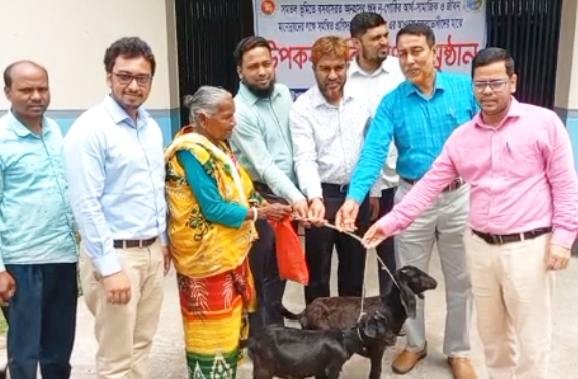 “সমতল ভুমিতে বসবাসরত অনগ্রসর ক্ষুদ্র নৃ-গোষ্ঠির আর্থ-সামাজিক ও জীবন মানোন্নয়নের লক্ষ্যে সমন্বিত প্রাণিসম্পদ উন্নয়ন প্রকল্প”এর আওতায় ছাগল প্যাকেজের আওতায় ছাগল বিতরণ