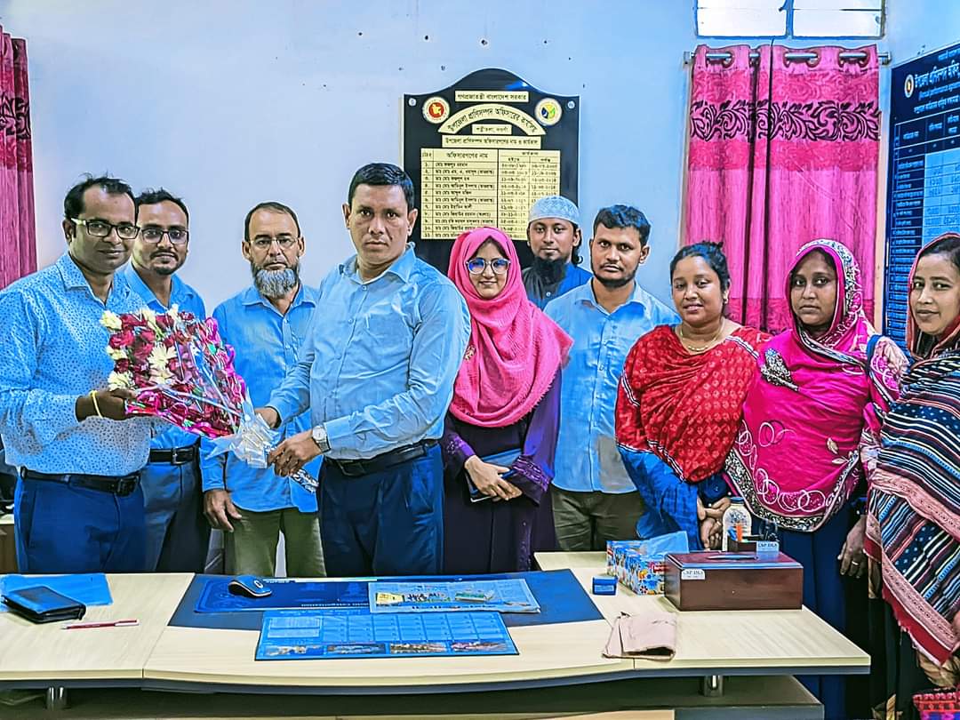 ডাঃ আশীষ কুমার দেবনাথ এর যোগদান উপলক্ষ্যে ফুলেল শুভেচ্ছা