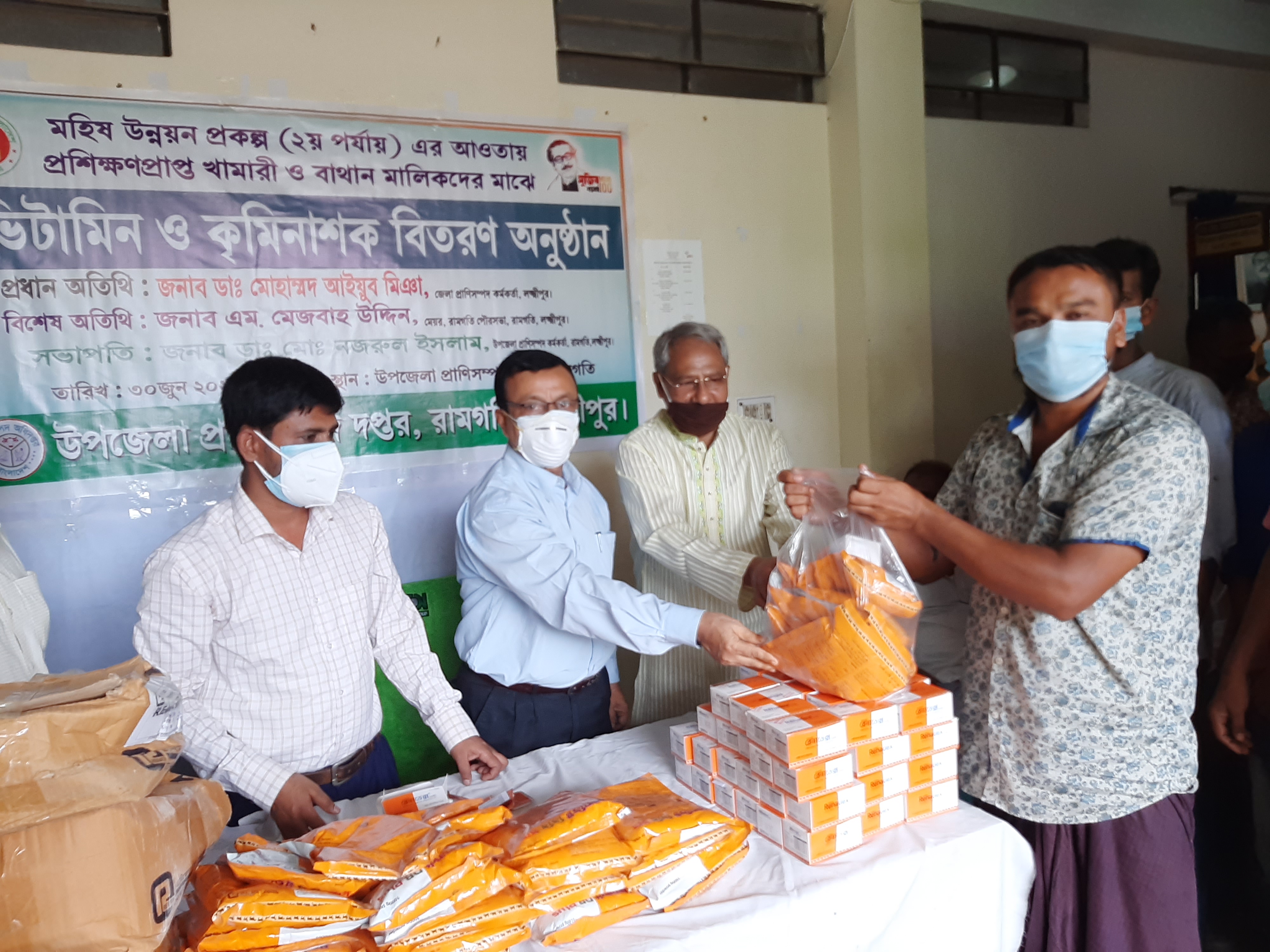 ভিটামিন ও কৃমিনাশক বিতরণ