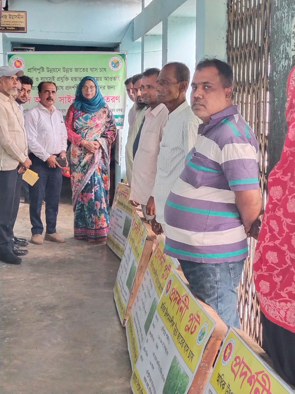 ৫০০০/- টাকা ও সাইনবোর্ড বিতরণ