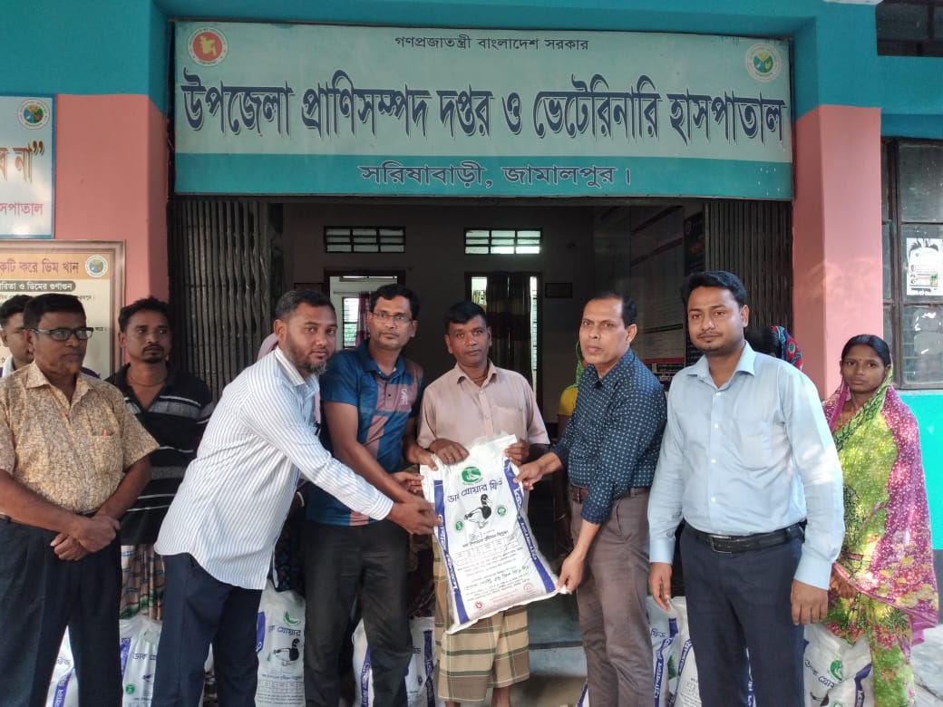 ক্ষুদ্র নৃ-গোষ্ঠীদের মাঝে হাঁসের খাদ্য বিতরণ