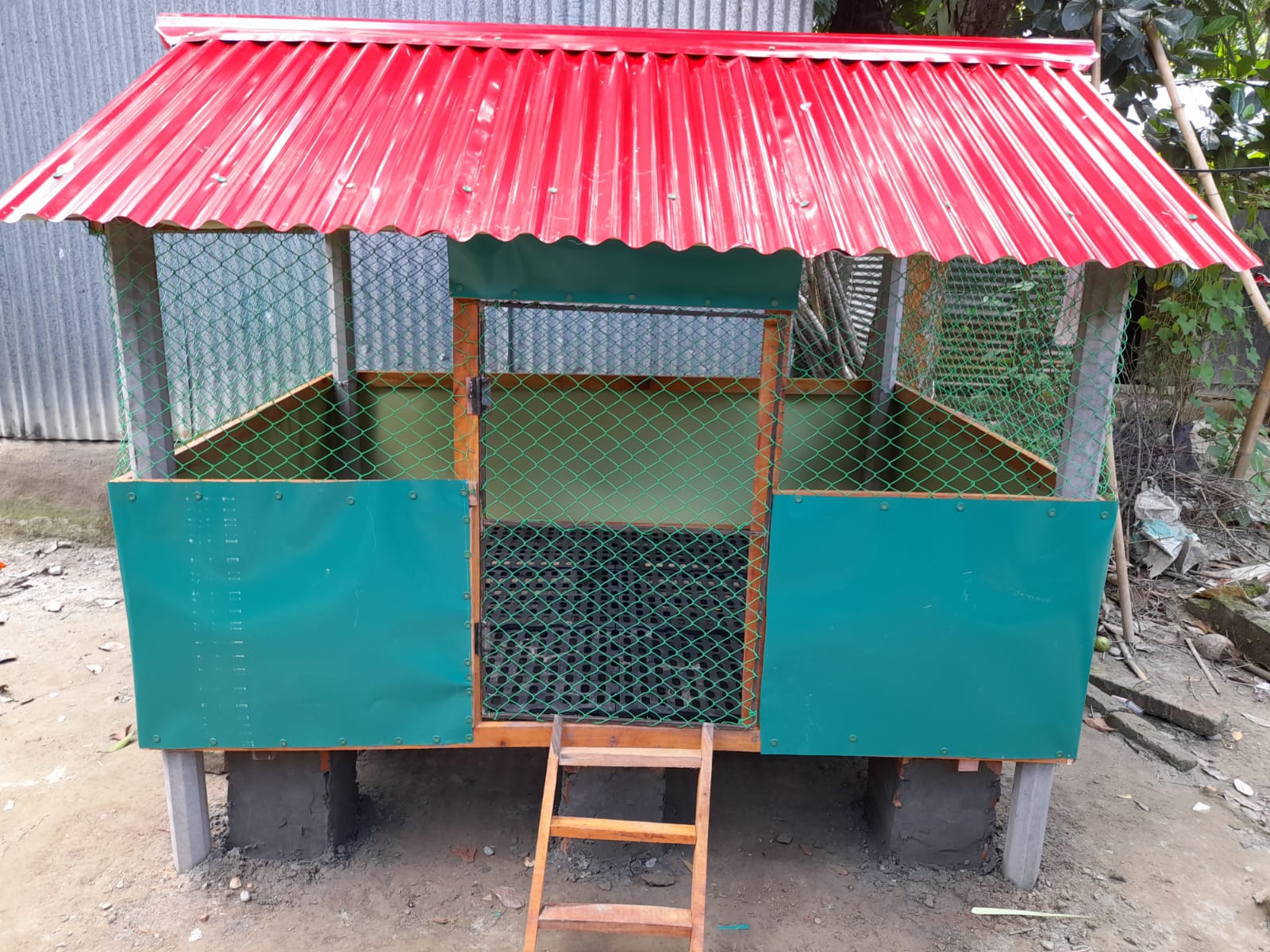 এলডিডিপি প্রকল্পের আওতায় মুরগির ঘর নির্মাণ