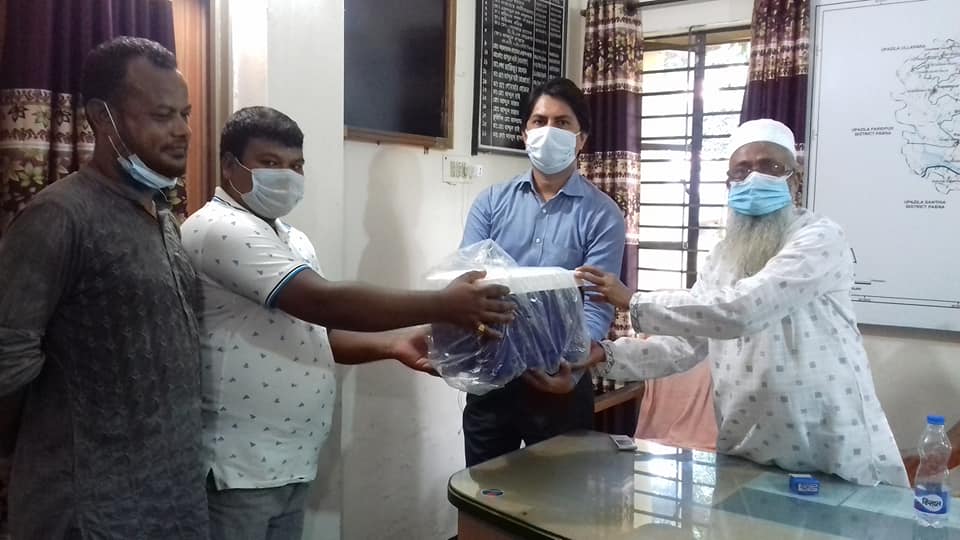 সমতল ভুমিতে বসবাসরত অনগ্রসর ক্ষুদ্র নৃ-গোষ্ঠির প্রাণিসম্পদ উন্নয়ন প্রকল্পের আওতায় ফিল্ড ফ্যাসিলিটেটরের মাঝে কুল বক্স বিতরণ করেন সম্মানিত জেলা প্রাণিসম্পদ অফিসার, সিরাজগঞ্জ ডাঃ মোঃ আখতারুজ্জামান ভূইয়া স্যার।