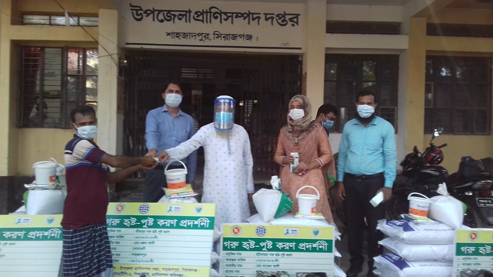 NATP‐ll প্রকল্পের আওতায় হৃষ্টপুষ্টকরণ সিআইজির ৯ জন সদস্যের মাঝে প্রদর্শণীর উপকরণ বিতরণ করেন সম্মানিত জেলা প্রাণিসম্পদ অফিসার, সিরাজগঞ্জ ডাঃ মোঃ আখতারুজ্জামান ভূইয়া স্যার।