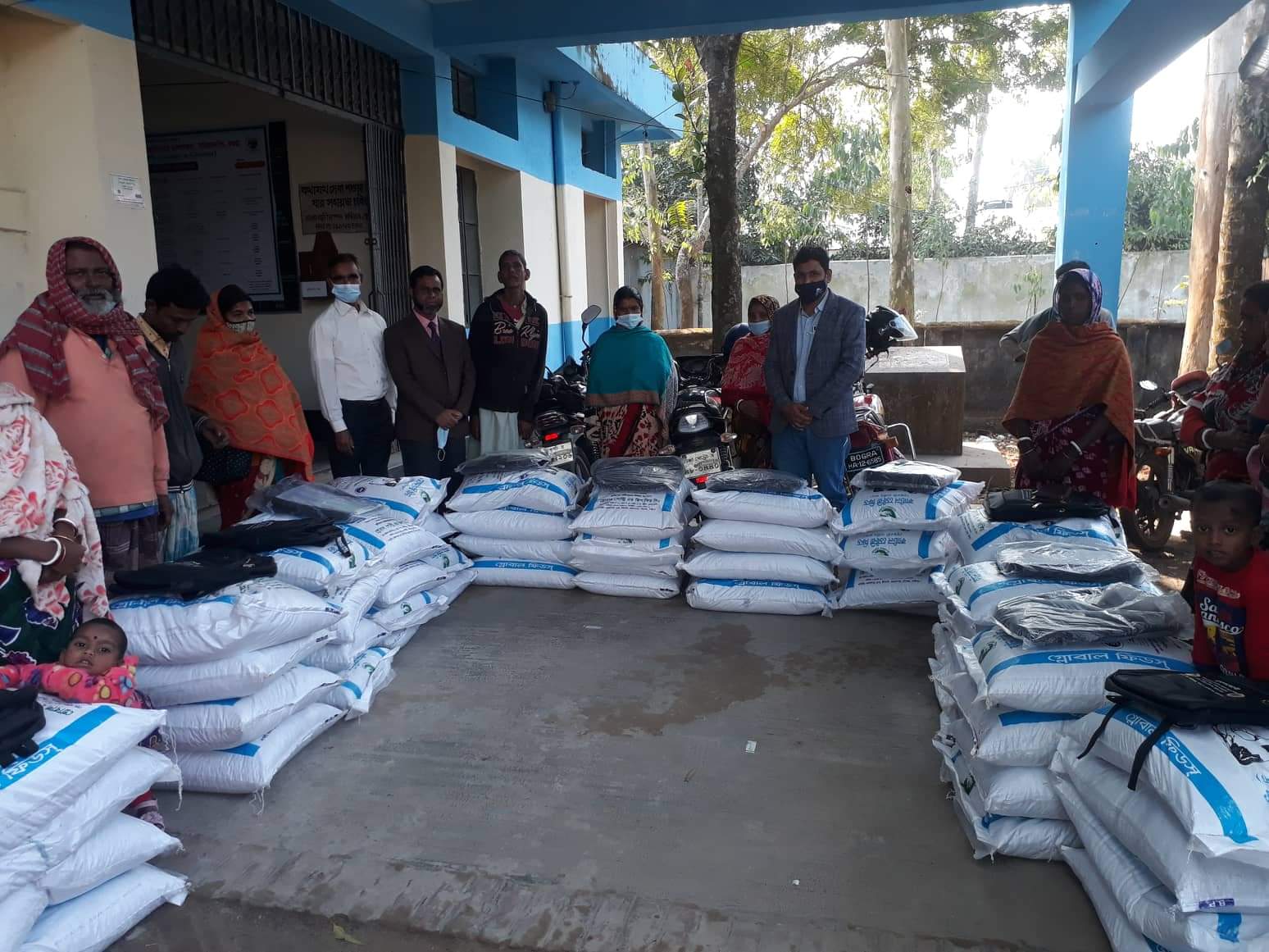 বকনা গরুর দানাদার খাদ্য বিতরণ