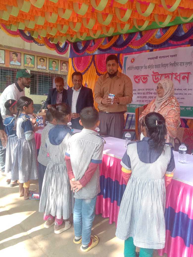 নিরাপদ এবং পুষ্টিকর দুগ্ধজাত বিশেষ করে তরল দুধ স্কুলে খাওয়ানোর কর্মসূচি (School Milk Feeding Program - SMFP) নামক পাইলট প্রকল্প। স্থানঃ সাদীপুর সরকারি প্রাথমিক বিদ্যালয়, বেনাপোলে