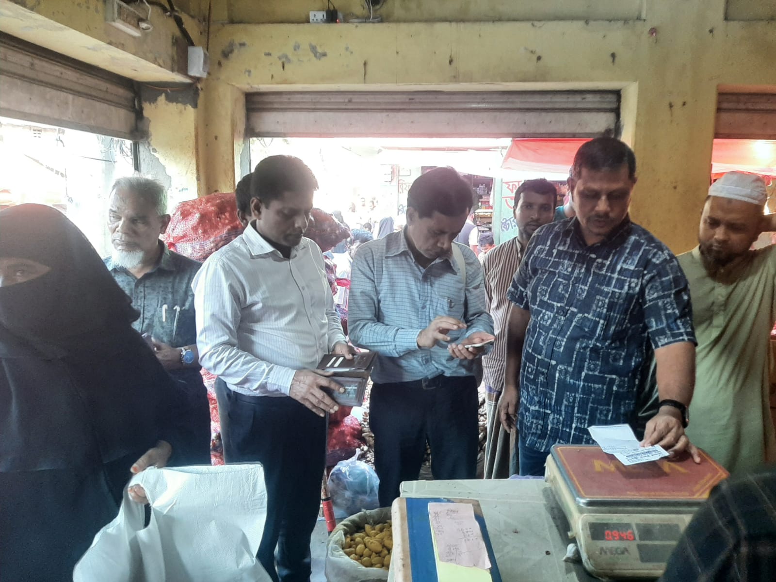 উপ‌জেলা প্রা‌ণিসম্পদ কর্মকর্তা জনাব ডা: আরিফুল ইসলাম এর নেতৃ‌ত্বে বাজার ম‌নিট‌রিং কর্যক্রম প‌রিচালনা