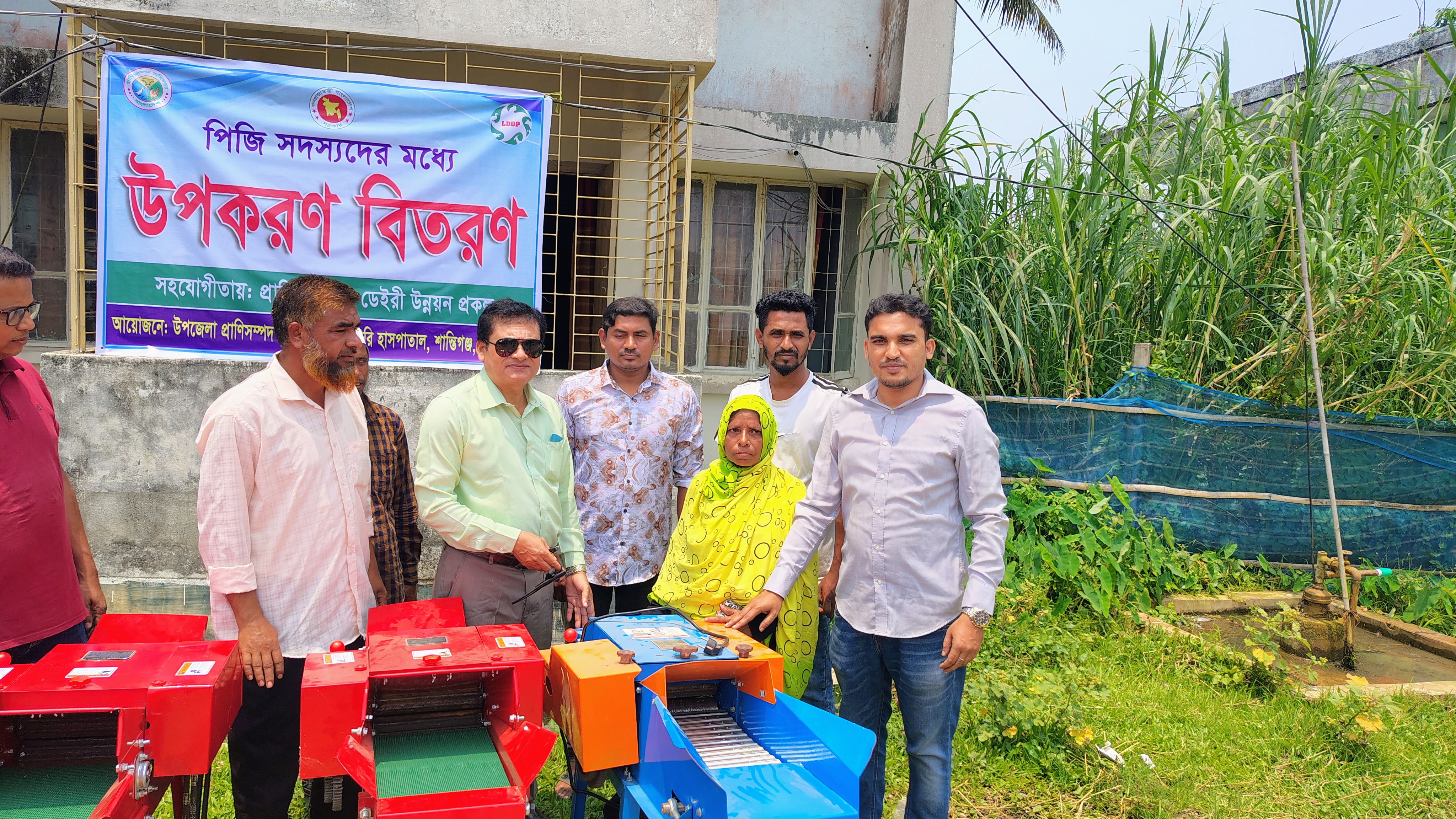 পিজি সদস্যদের মাঝে উপকরণ বিতরণ