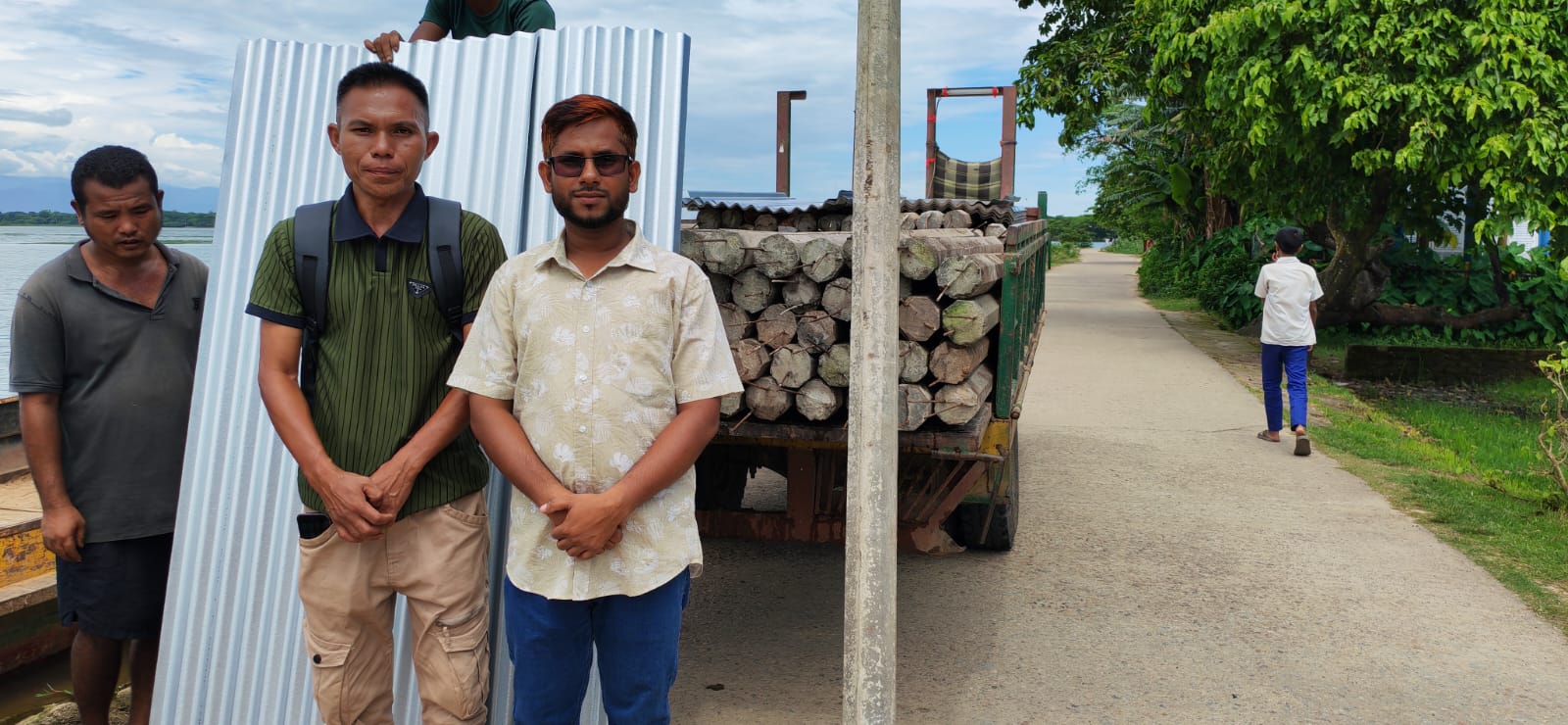 নৃ-গোষ্ঠীর আর্থসামাজিক ও জীবন মান উন্নয়নে ছাগলের গৃহ নির্মাণ উপকরণ বিতরন