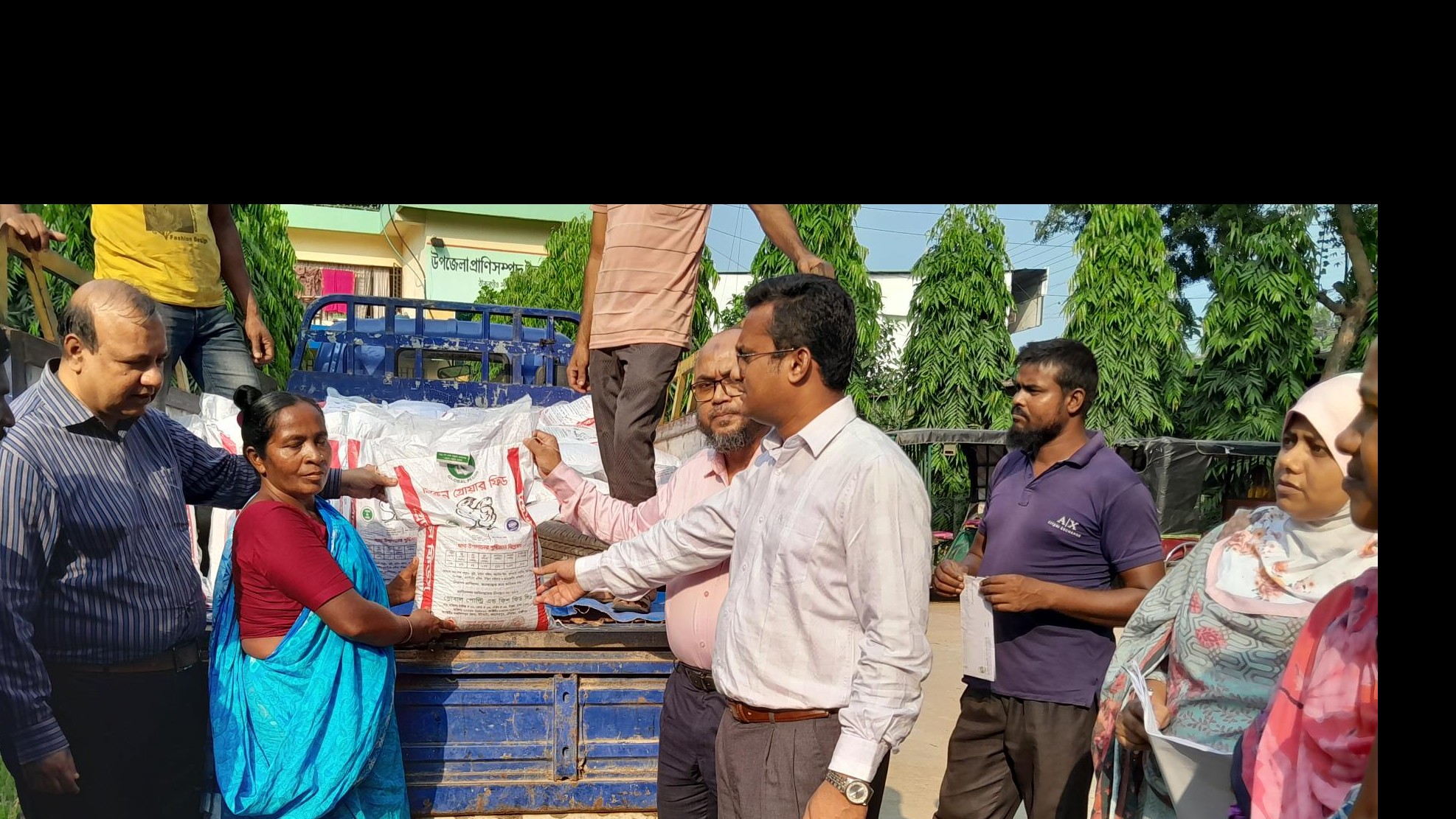 সমতল ভুমিতে বসবাসরত অনগ্রসর ক্ষুদ্র নৃ-গোষ্ঠি খাদ্য বিতরণ