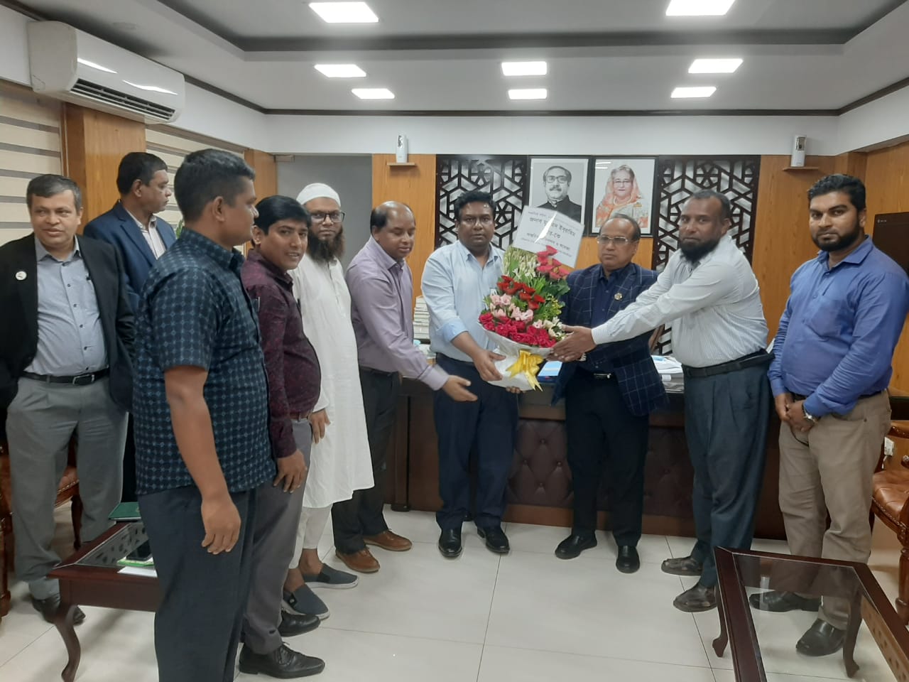 সম্মানিত সচিব পদে স্থানীয় সরকার বিভাগে যোগদান করায় জনাব মুহম্মদ ইবরাহিম স্যার-কে শুভেচ্ছা প্রদানের ছবি