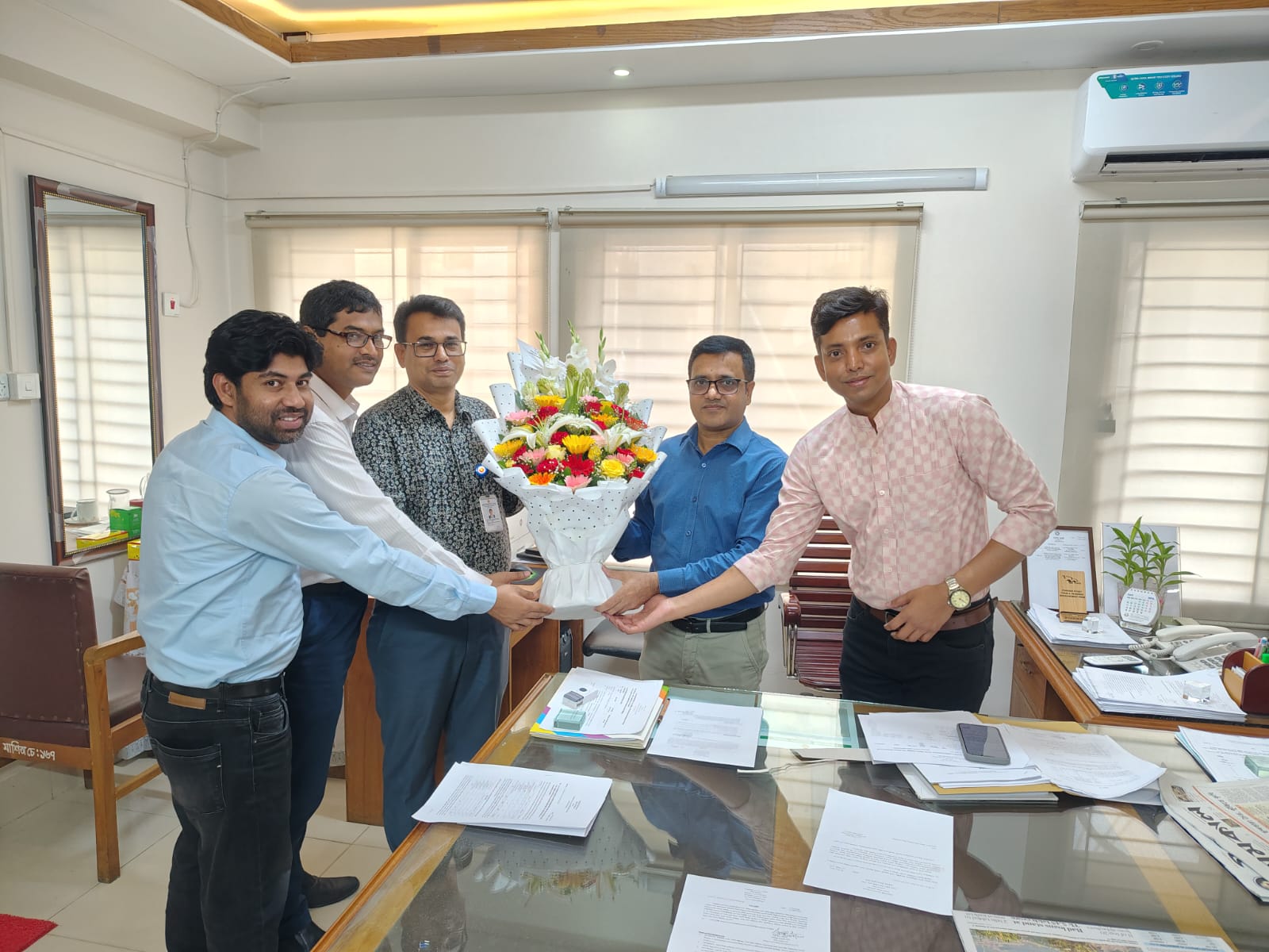 মহাপরিচালক (অতিরিক্ত দায়িত্ব) মহোদয়কে ফুলের শুভেচ্ছা প্রদান