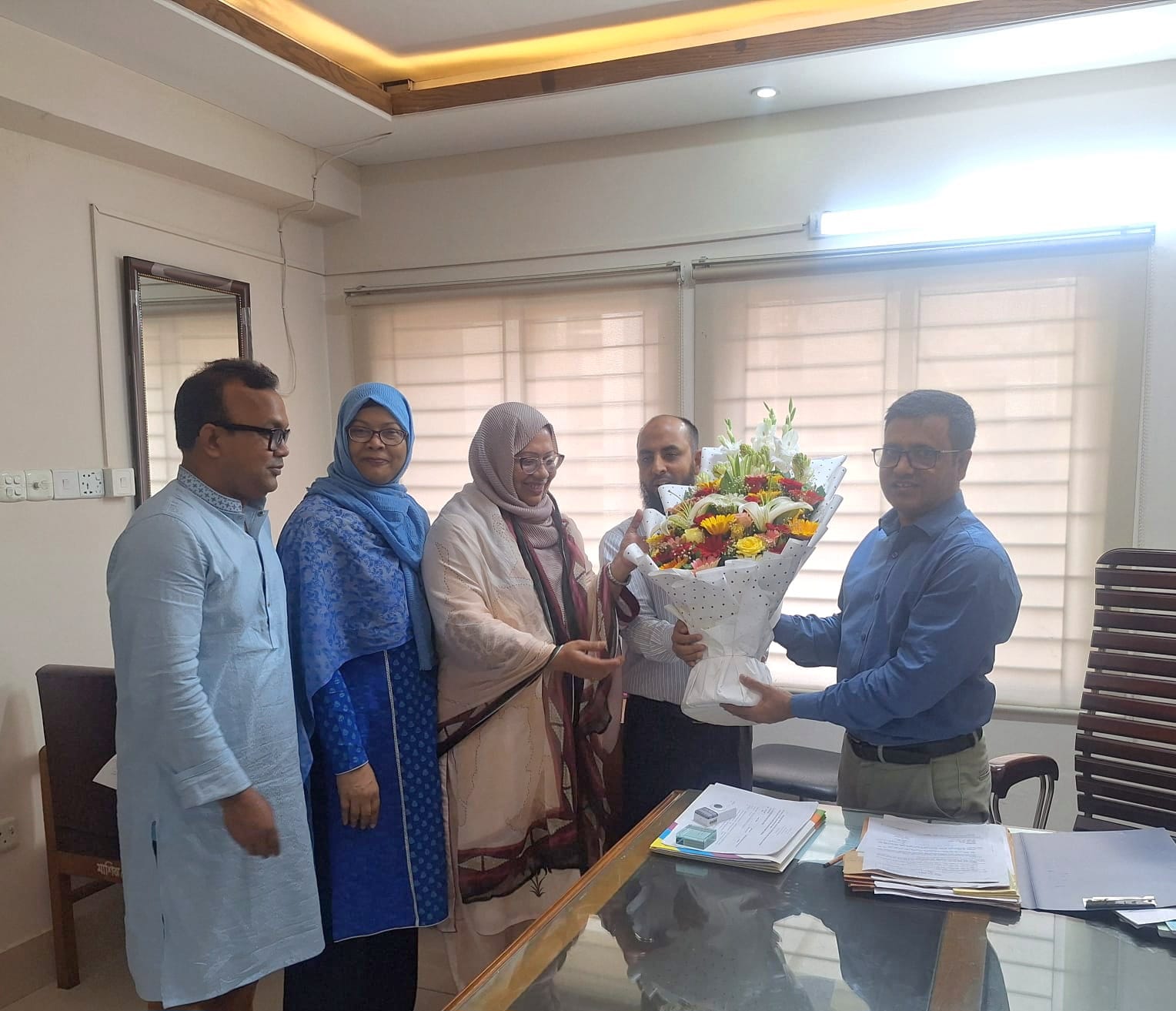 মহাপরিচালক (অতিরিক্ত দায়িত্ব) মহোদয়কে ফুলের শুভেচ্ছা প্রদান