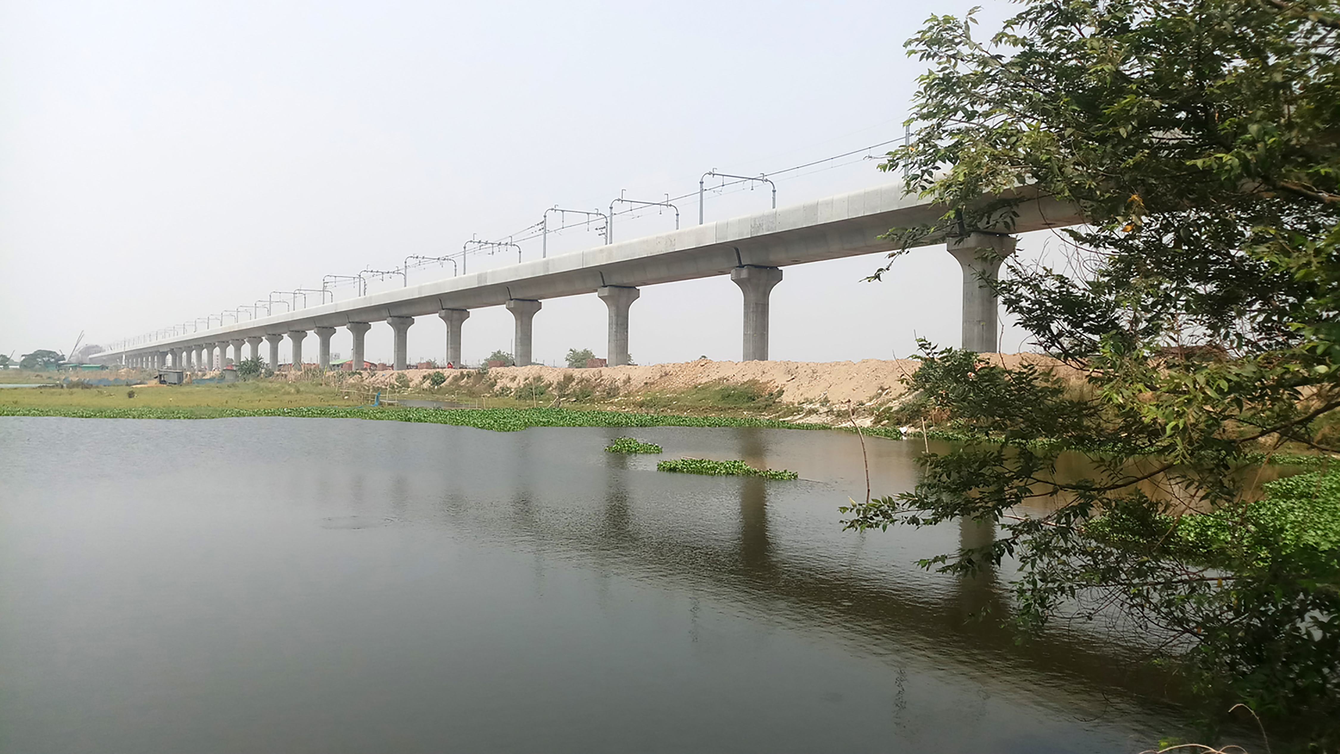 উত্তরা এলাকায় নির্মাণাধীন ভায়াডাক্ট