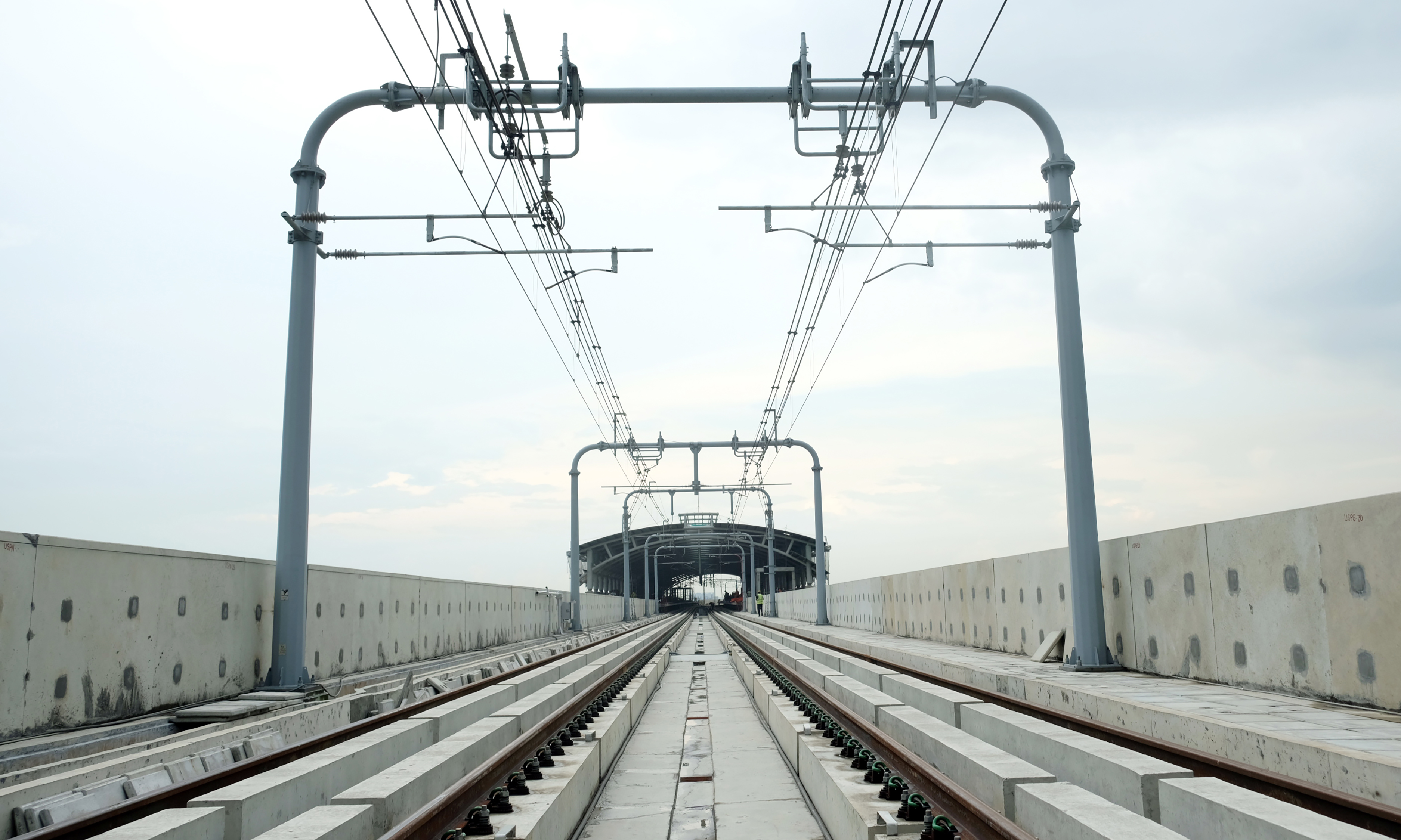 মেট্রোরেল স্টেশনে স্থাপিত ভায়াডাক্টের উপরে রেল লাইন বসানোর ধারাবাহিক কাজের একাংশ