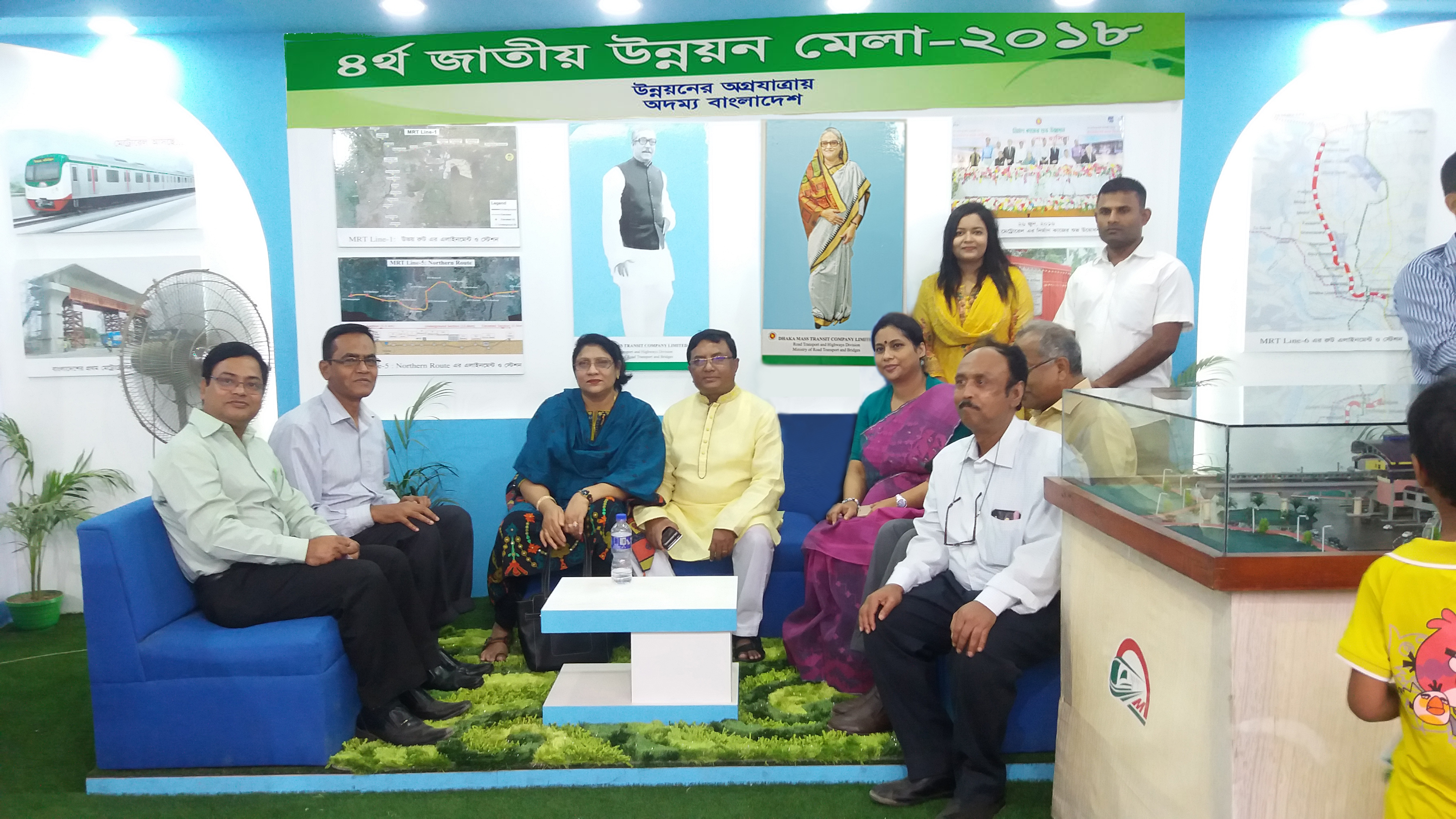 ৪র্থ জাতীয় উন্নয়ন মেলা ২০১৮ তে ডিএমটিসিএল স্টলে সচিব, সড়ক পরিবহন ও মহাসড়ক বিভাগ