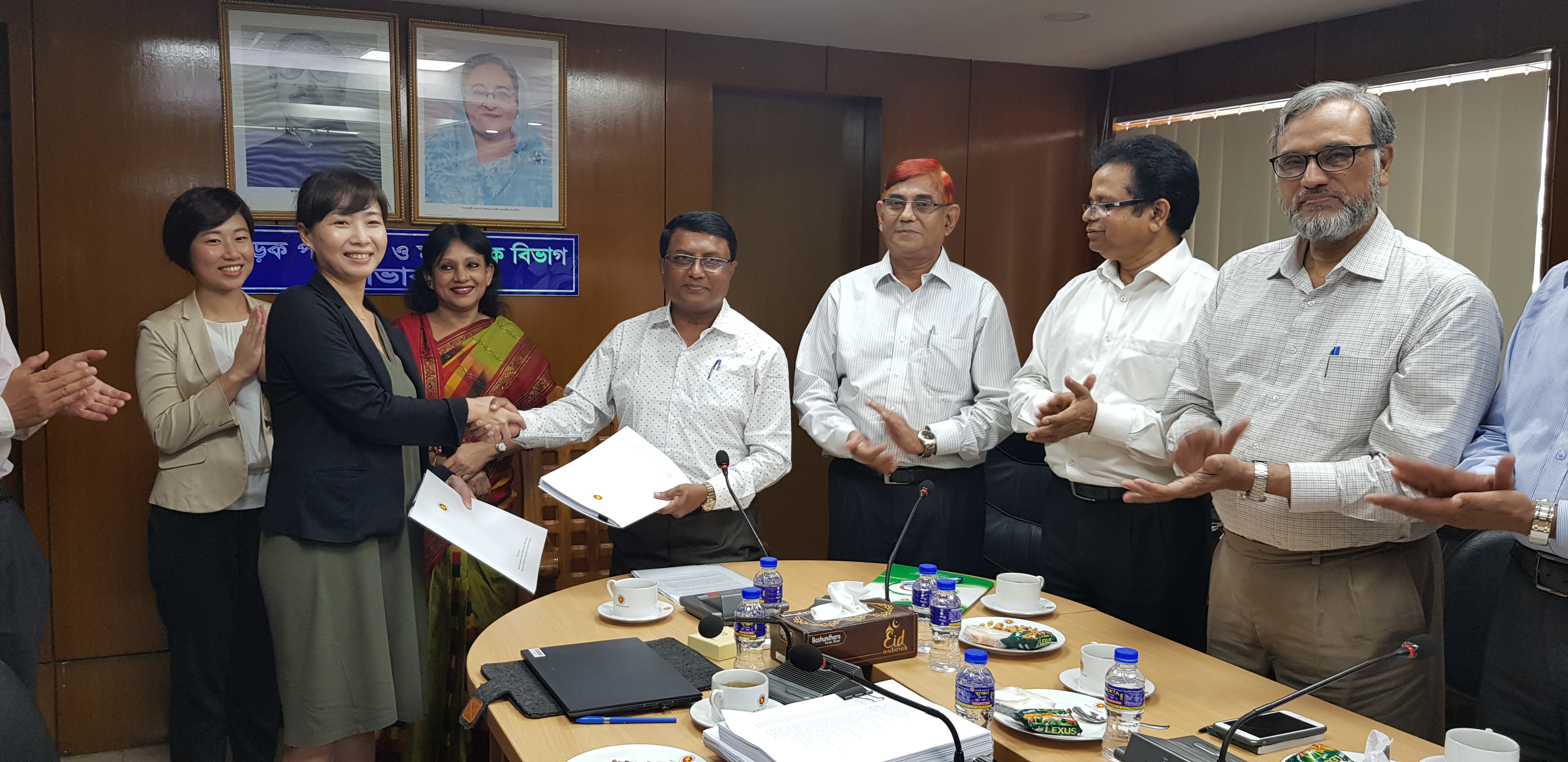 সচিব, সড়ক পরিবহন ও মহাসড়ক বিভাগ এর সভাপতিত্বে গত ১২ সেপ্টেম্বর ২০১৯ তারিখ অনুষ্ঠিত এমআরটি লাইন-৫ নর্দার্ন রুটের Wrap Up Meeting শেষে Minutes of Discussions (MoD) স্বাক্ষর ও বিনিময়