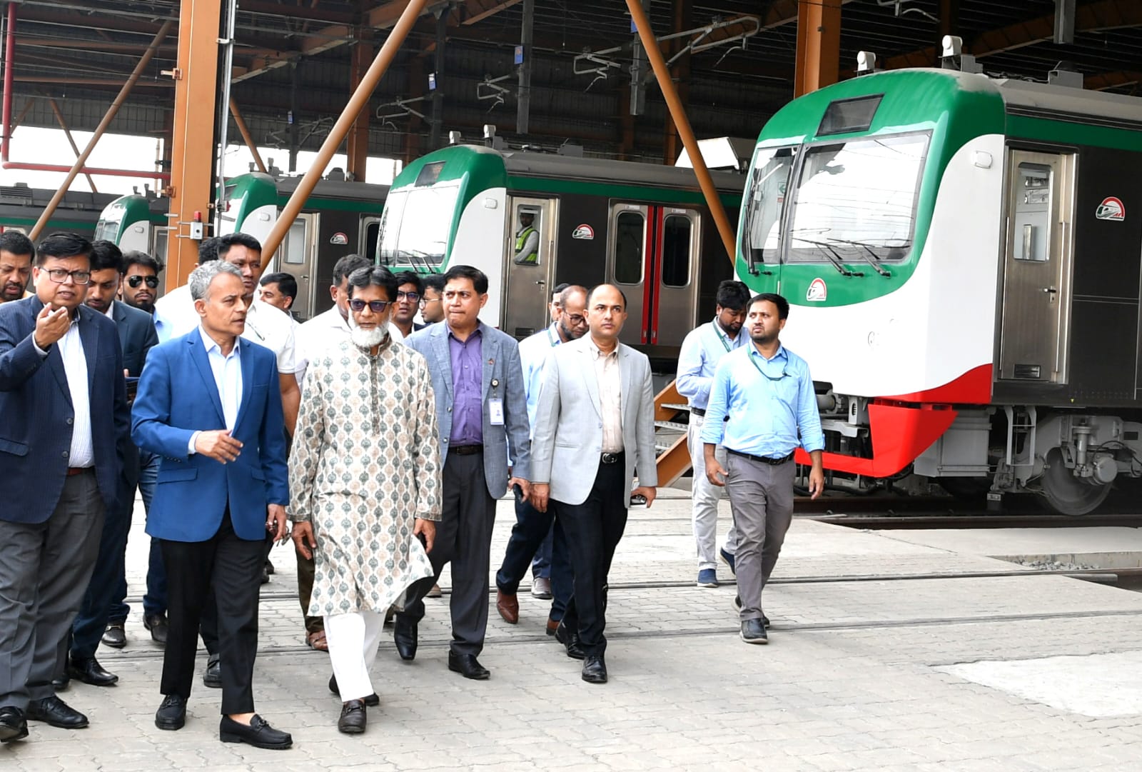 সড়ক পরিবহন ও সেতু মন্ত্রী শেখ রবিউল আলম এবং এ বিভাগের প্রতিমন্ত্রী হাবিবুর রশিদ ঢাকায় বাংলাদেশ সচিবালয় মেট্রো স্টেশন হতে উত্তরা গমন করেন এবং মেট্রো রেলের দিয়াবাড়ি ডিপো পরিদর্শন করেন।