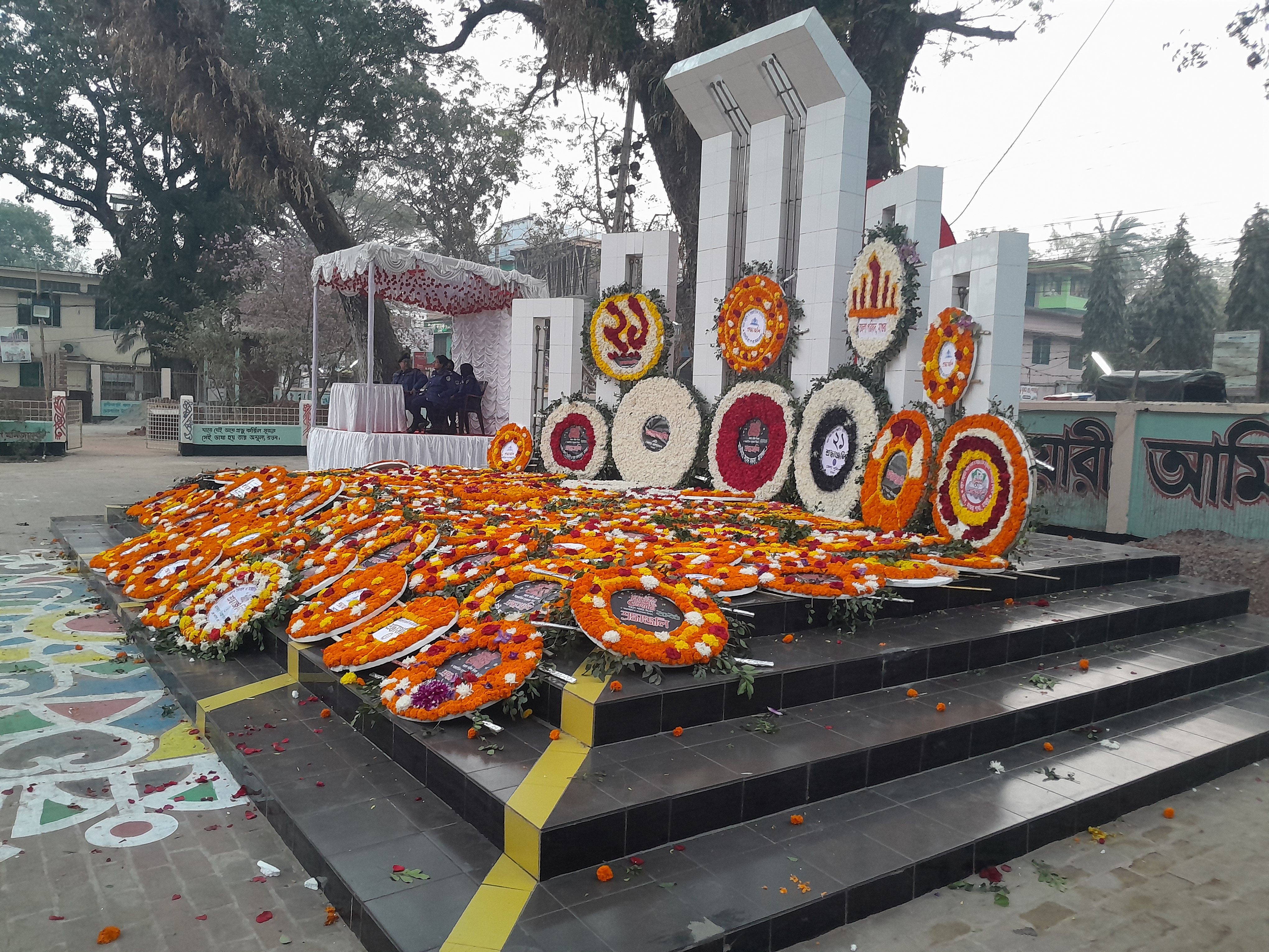 ২১ ফেব্রুয়ারি আন্তর্জাতিক মাতৃভাষা দিবস ও মহান শহীদ দিবসে শহীদ মিনারে ফুল প্রদান।