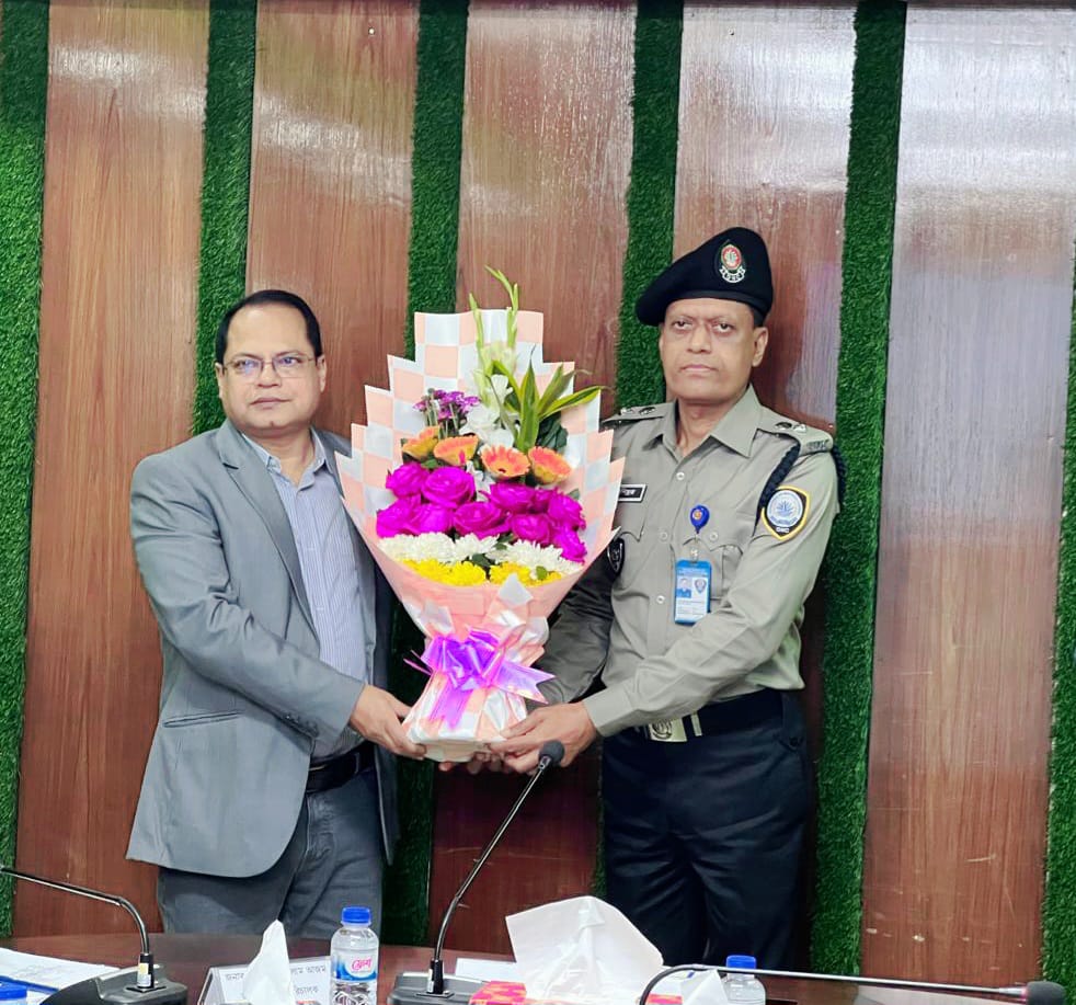 মাদকদ্রব্য নিয়ন্ত্রণ অধিদপ্তর এঁর মহাপরিচালক কে ফুল দিয়ে বরণ