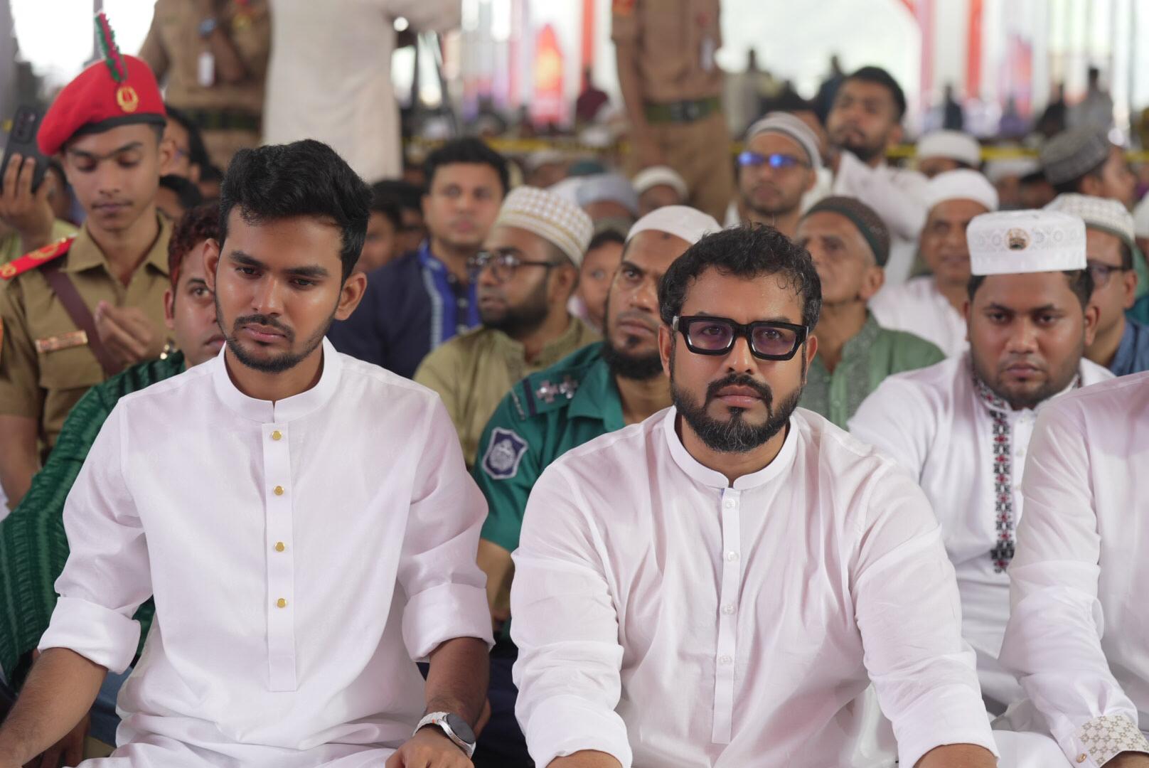 পুরাতন বাণিজ্য মেলার মাঠে ঈদের জামাতের ছবি