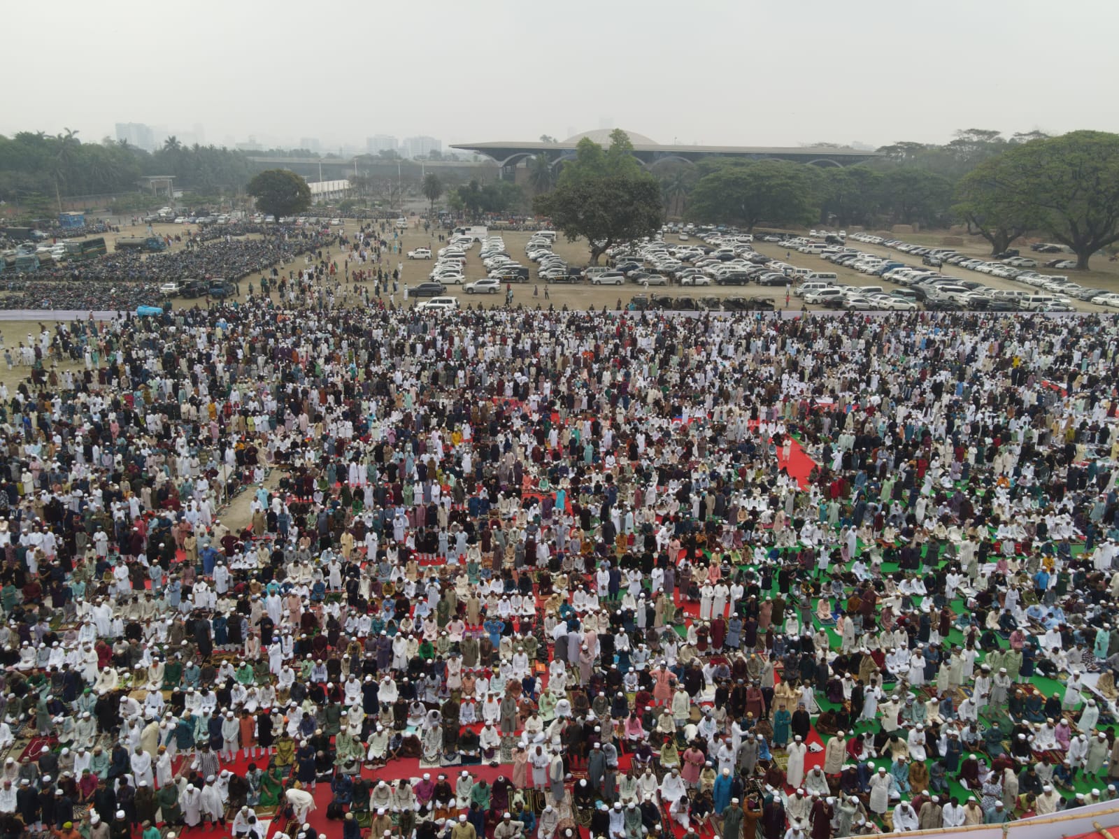 পুরাতন বাণিজ্য মেলার মাঠে ঈদের জামাতের ছবি