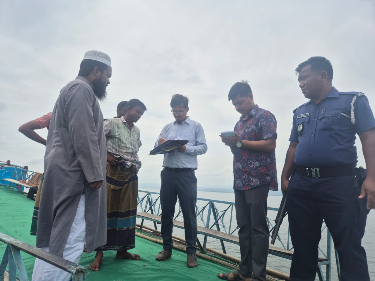 ১৯/০৮/২০২৬ তারিখ জেলা প্রশাসন ও পরিবেশ অধিদপ্তর সুনামগঞ্জ কর্তৃক টাঙ্গুয়ার হাওর ইসিএ এলাকায় মোবাইল কোর্ট পরিচালনার স্থিরচিত্র