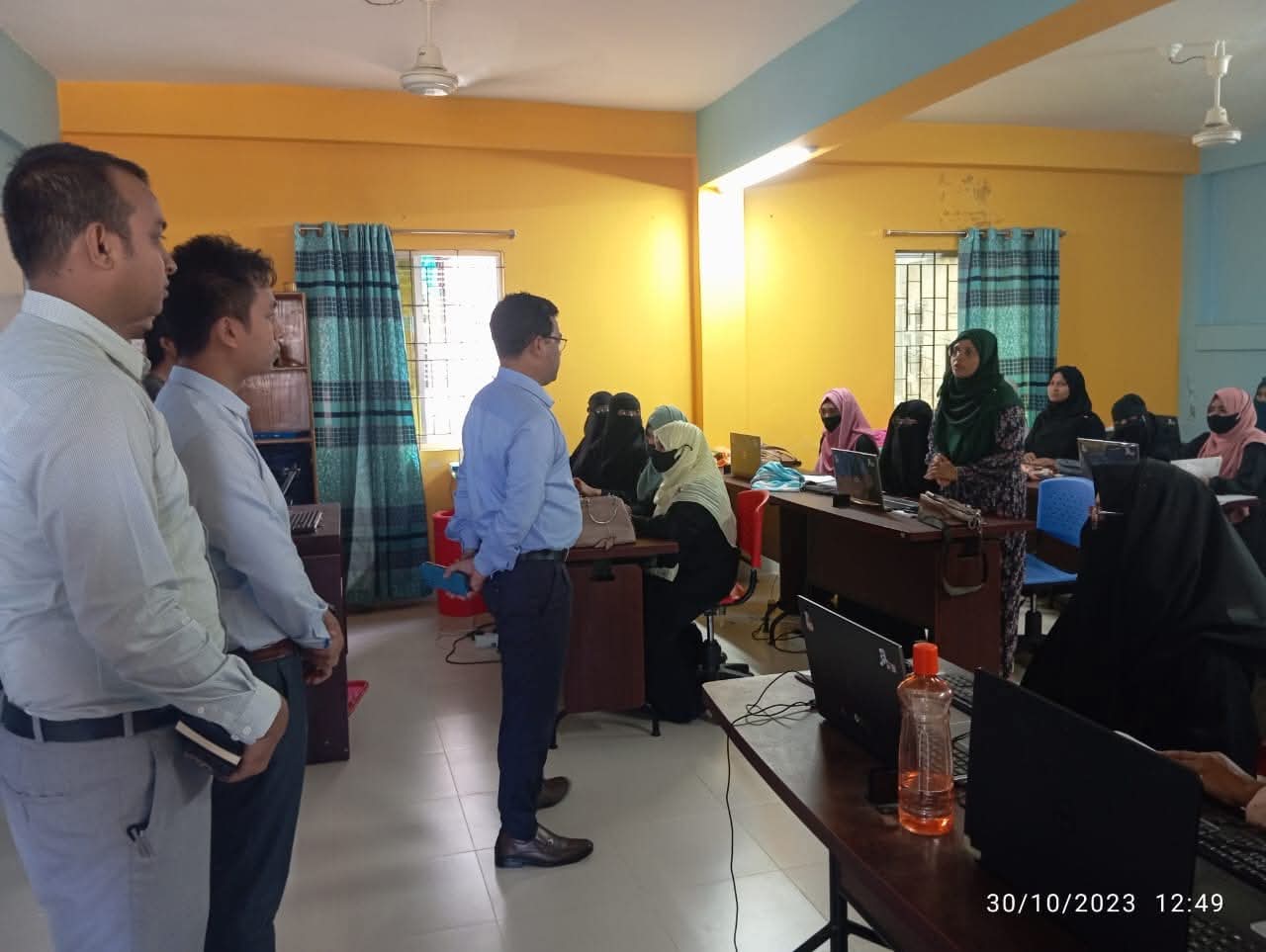 প্রযুক্তির সহয়তায় নারী ক্ষমতায়ন এর প্রশিক্ষণাথীর হল পরিদর্শন