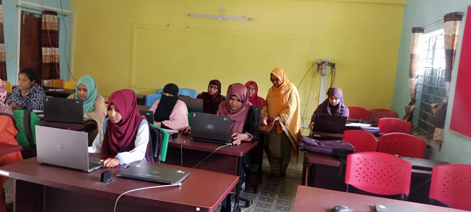 প্রযুক্তির সহায়তায় নারীর ক্ষমতায়ন