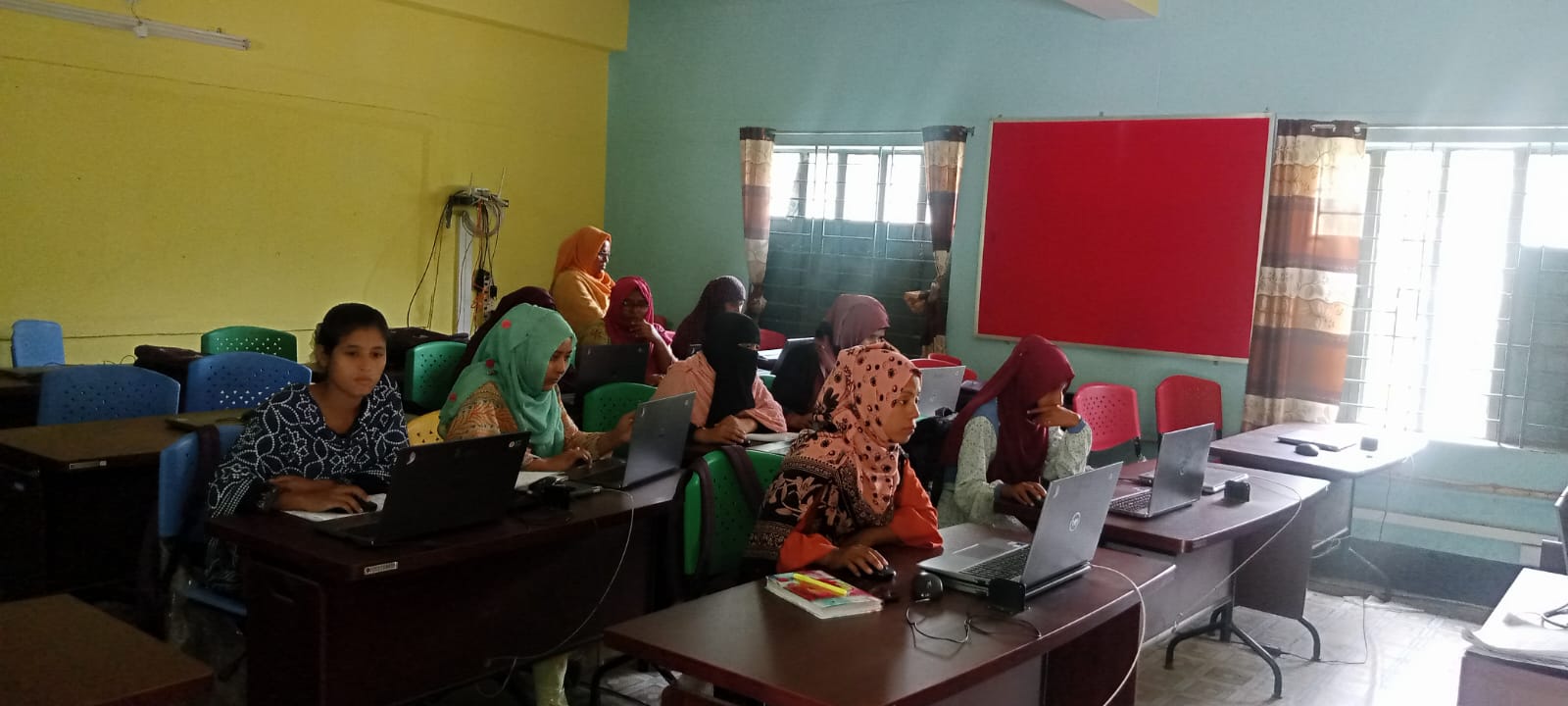 প্রযুক্তির সহায়তায় নারীর ক্ষমতায়ন